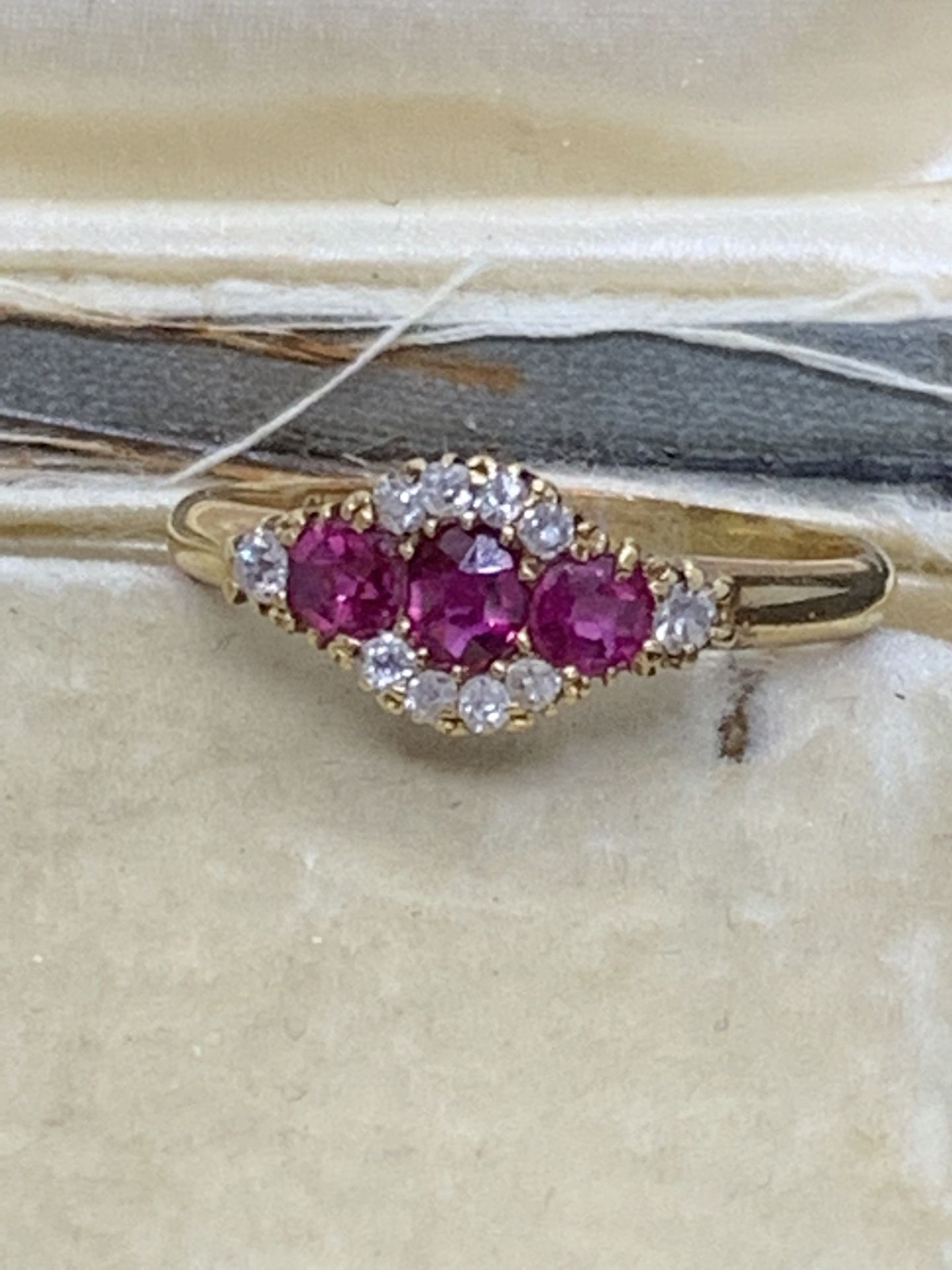 VINTAGE PRETTY 18ct GOLD RUBY & DIAMOND RING