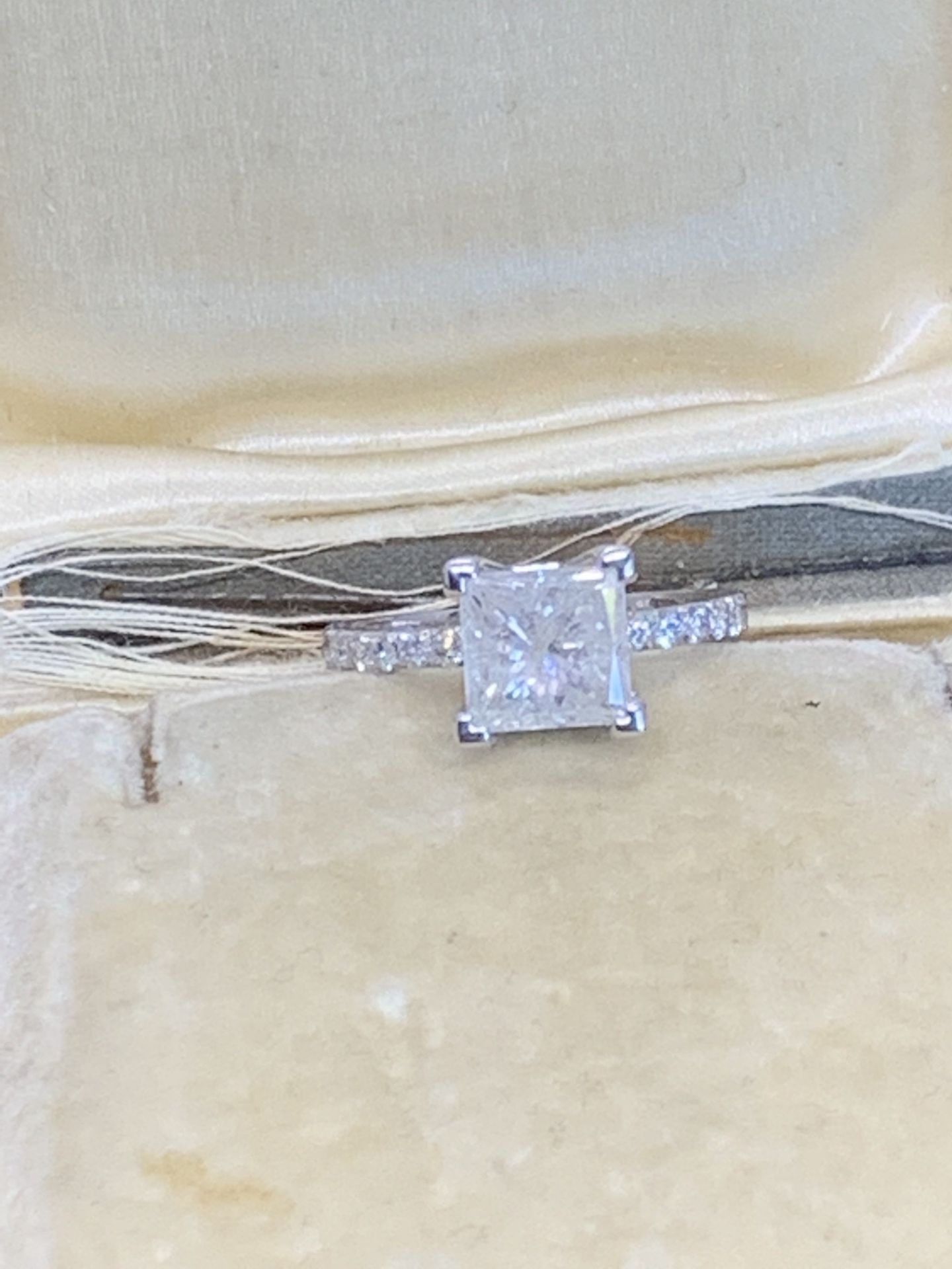 2.82ct PRINCESS CUT DIAMOND SOLITAIRE RING SET IN WHITE METAL TESTED AS WHITE GOLD - Image 2 of 4