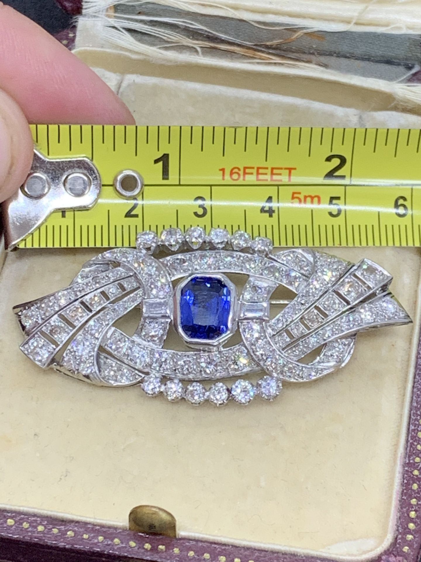 1920's ART DECO SAPPHIRE & DIAMONDS BROOCH SET IN WHITE METAL - Image 5 of 5