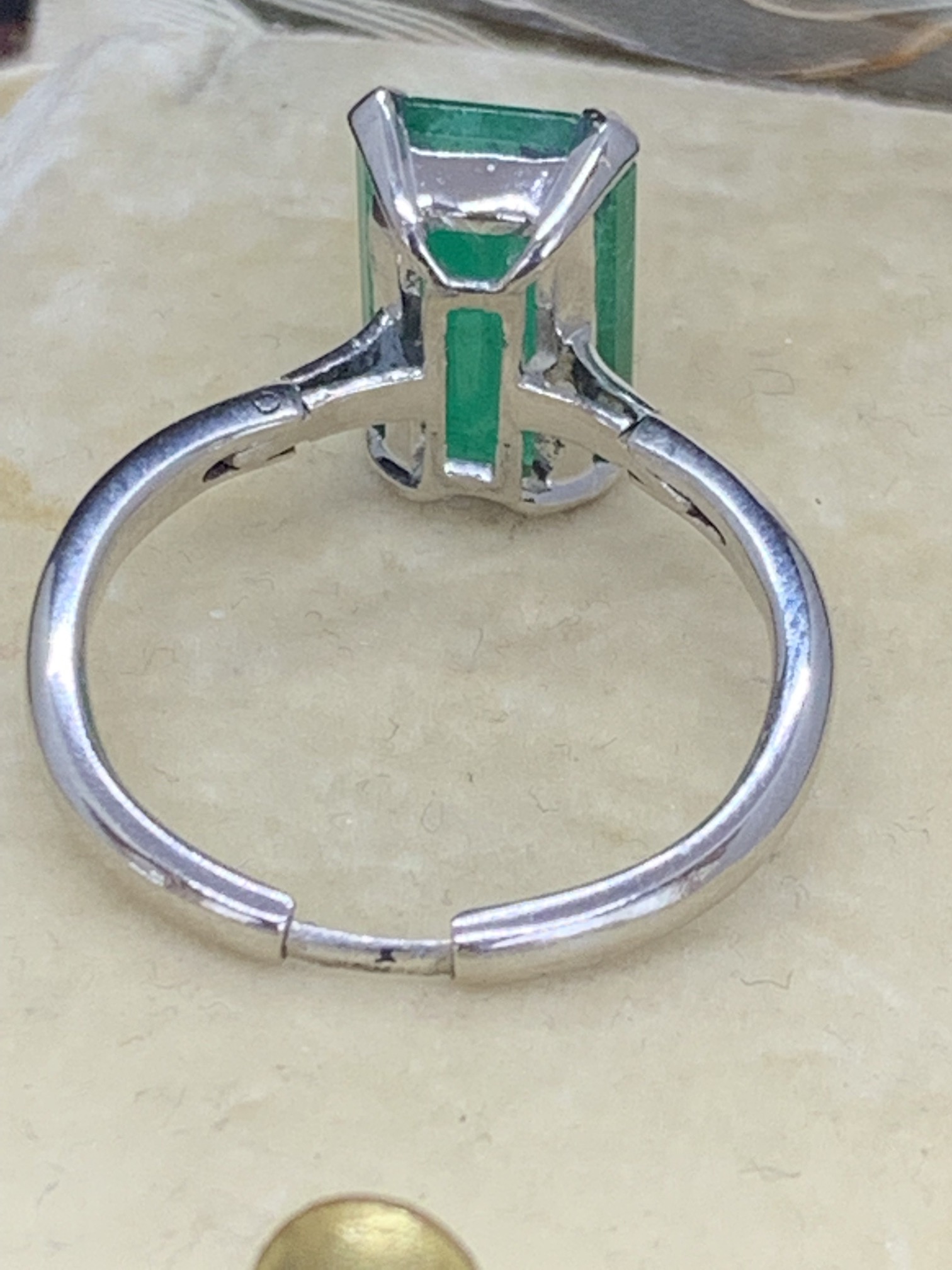 6.00ct EMERALD SET IN WHITE METAL TESTED AS 18ct - ADJUSTABLE SIZE - Image 2 of 7