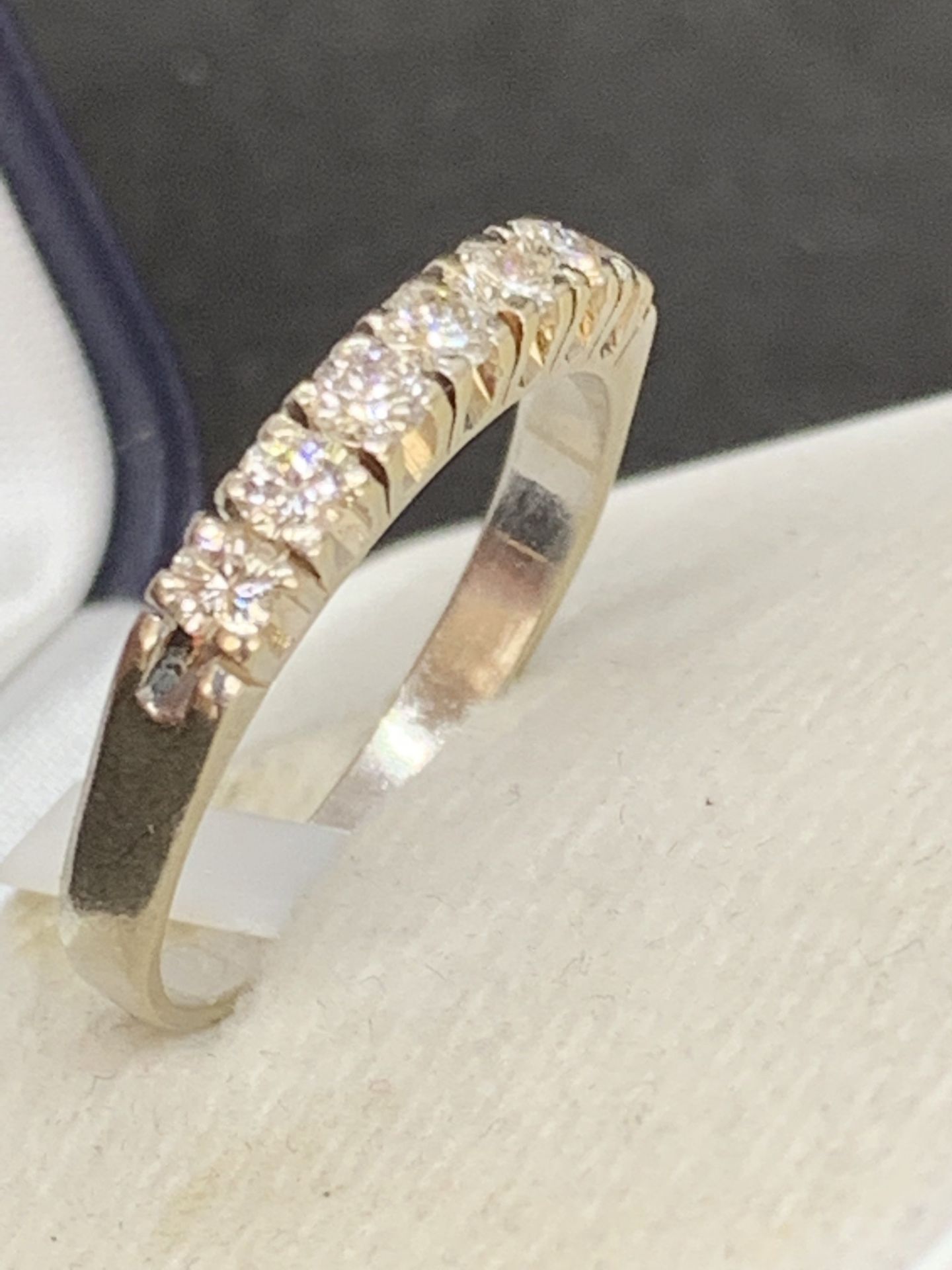 18ct GOLD 7 STONE DIAMOND RING - Image 2 of 6