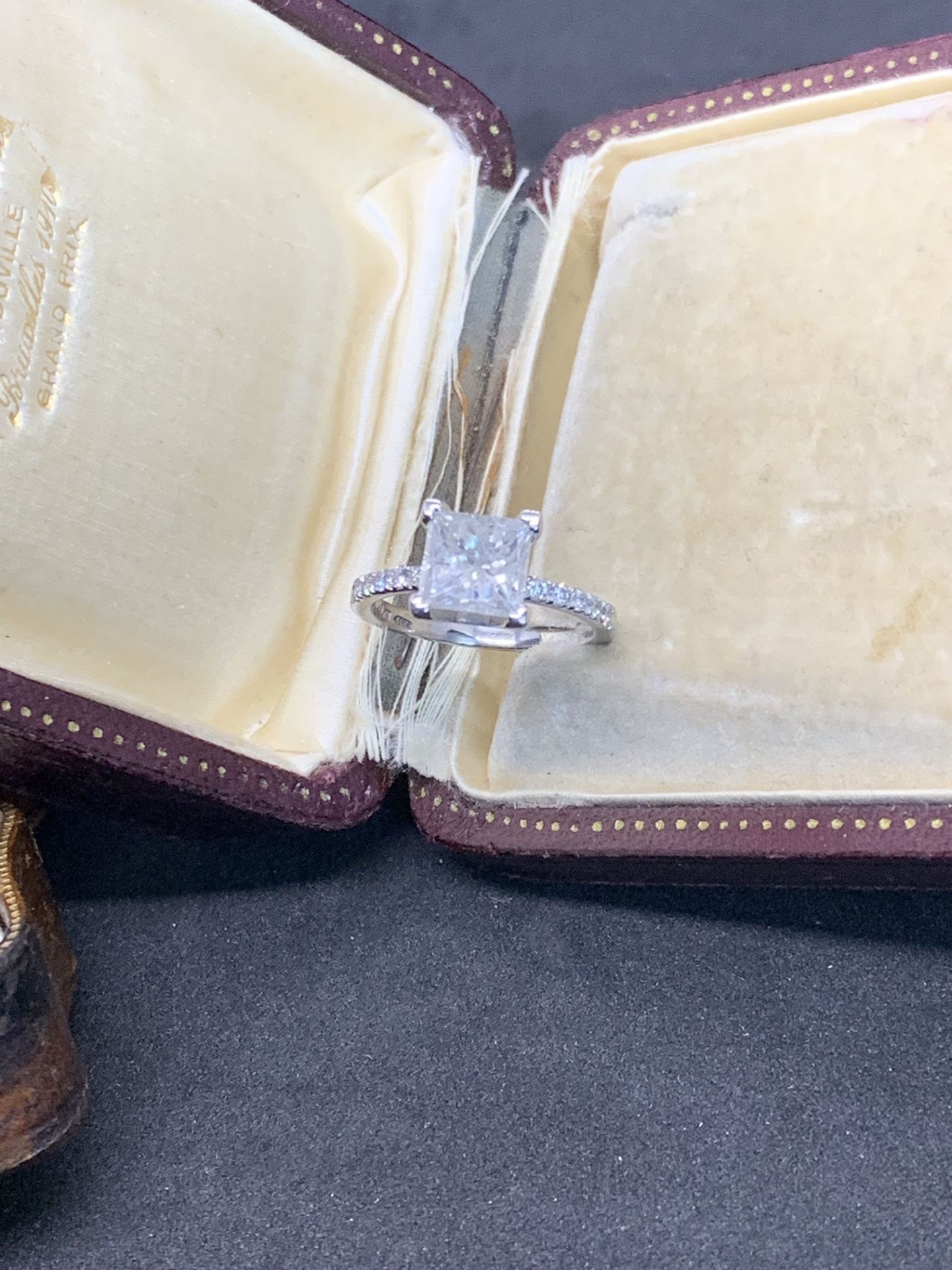 2.82ct PRINCESS CUT DIAMOND SOLITAIRE RING SET IN WHITE METAL TESTED AS WHITE GOLD - Image 4 of 4