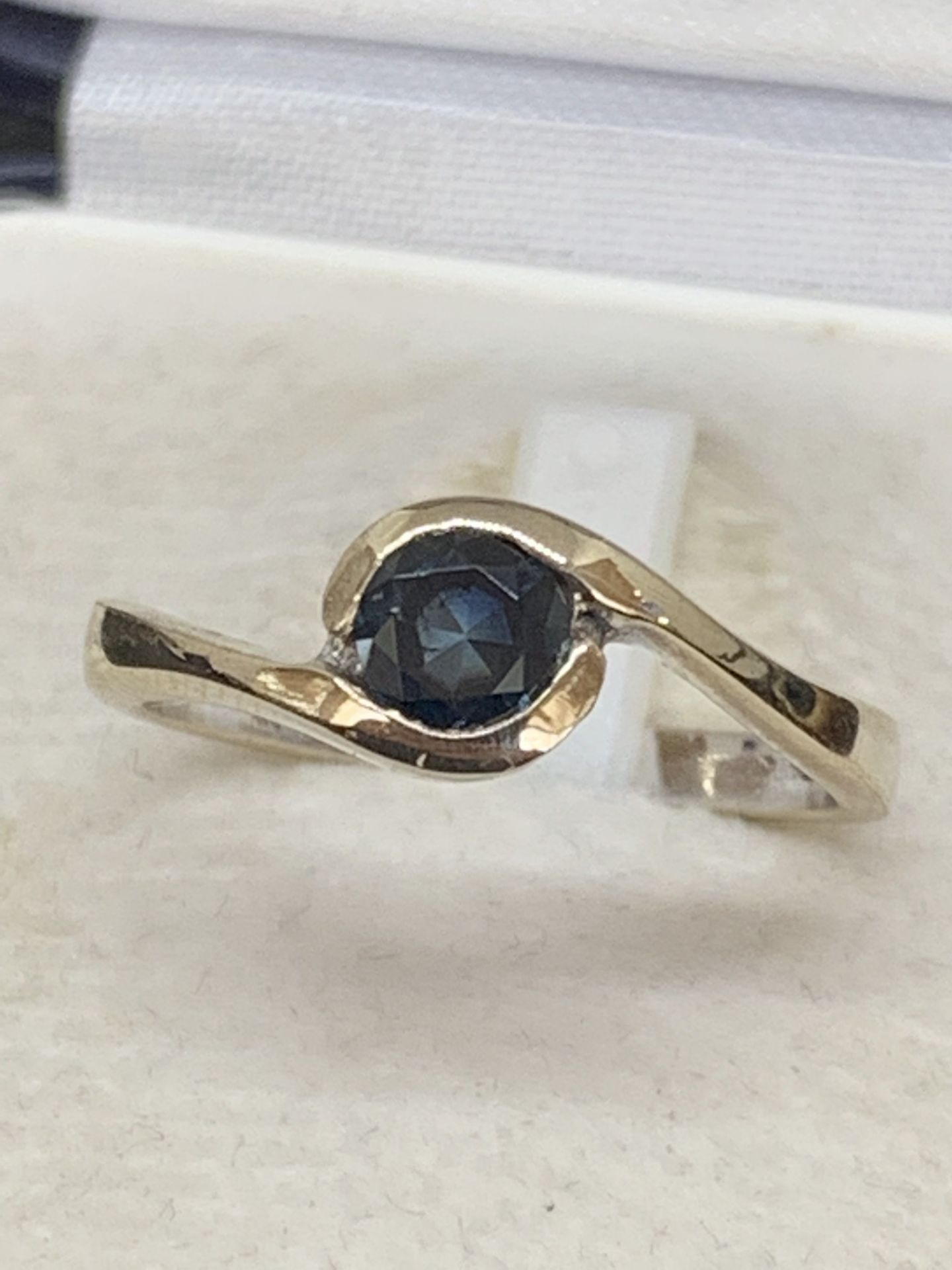 18ct GOLD SAPPHIRE RING - Image 2 of 4