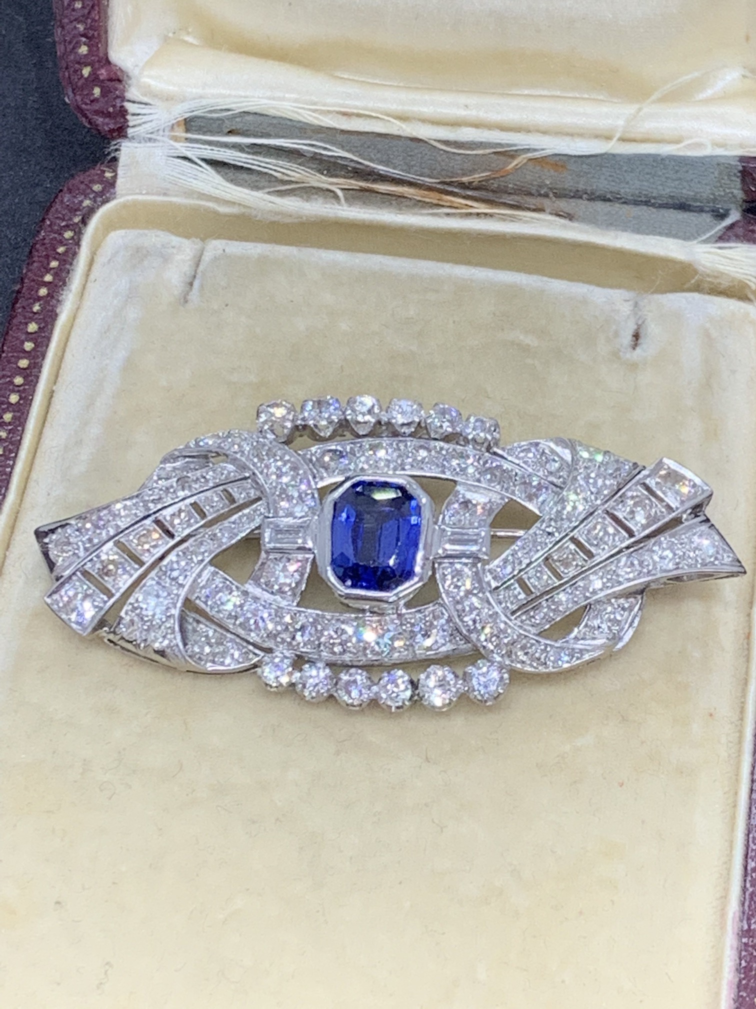 1920's ART DECO SAPPHIRE & DIAMONDS BROOCH SET IN WHITE METAL