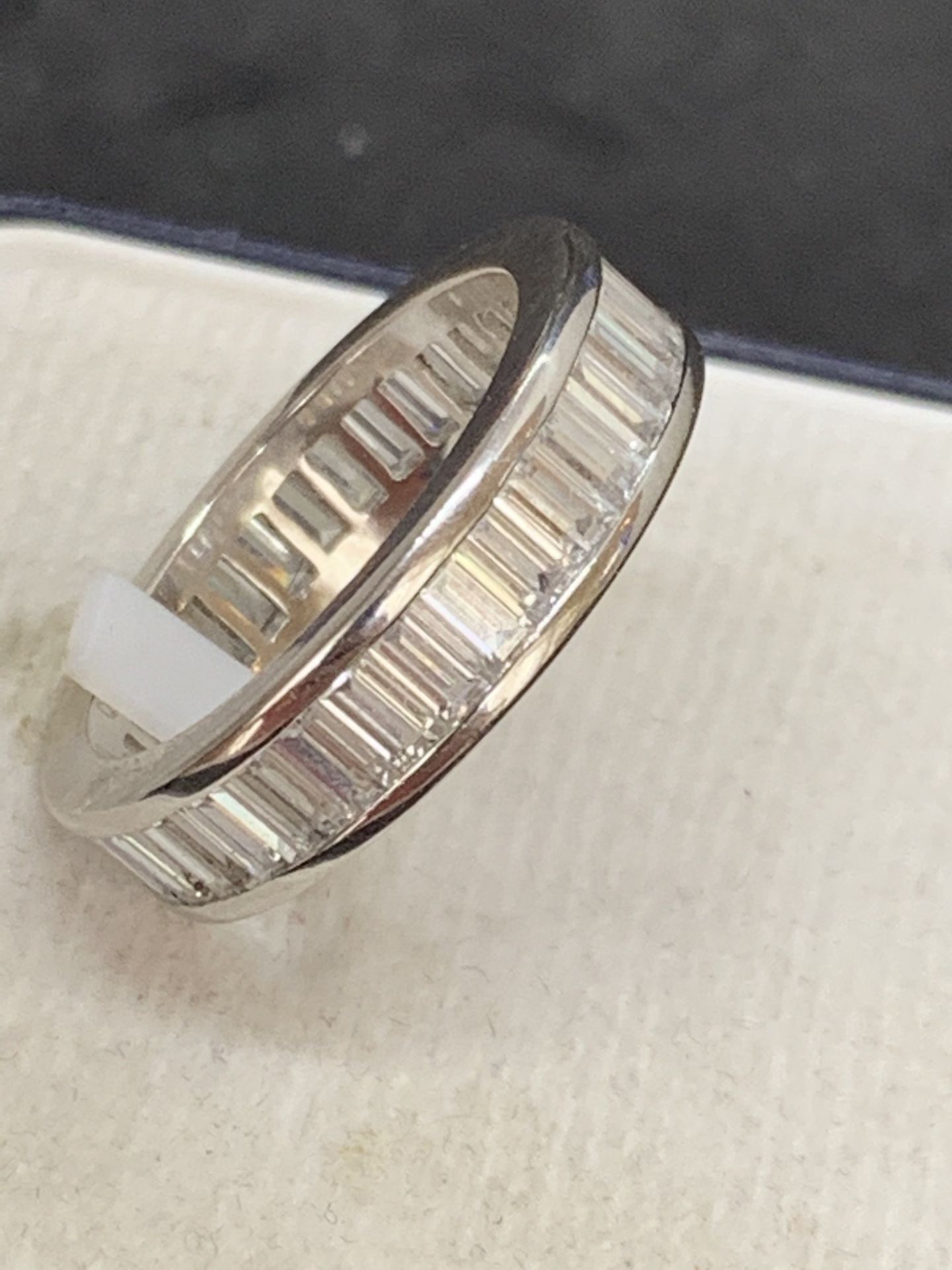 14ct WHITE GOLD RING SET WITH BAGUETTE STONES - 7 GRAMS - Image 2 of 6