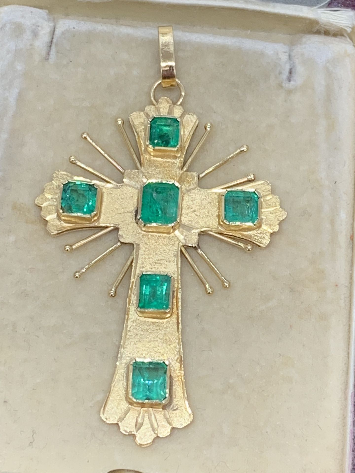 18ct GOLD SET WITH 10.00cts OF EMERALDS - 11.5 GRAMS - Image 2 of 4