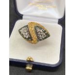 18ct GOLD RING SET WITH BLACK & WHITE DIAMONDS WITH YELLOW SAPPHIRES