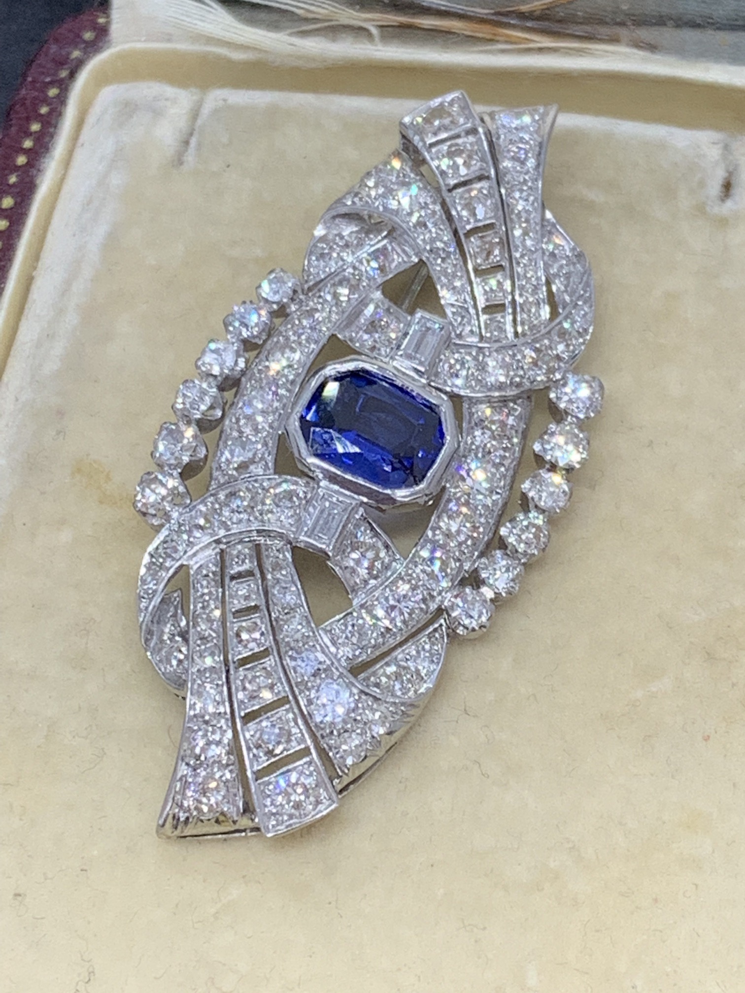 1920's ART DECO SAPPHIRE & DIAMONDS BROOCH SET IN WHITE METAL - Image 3 of 5