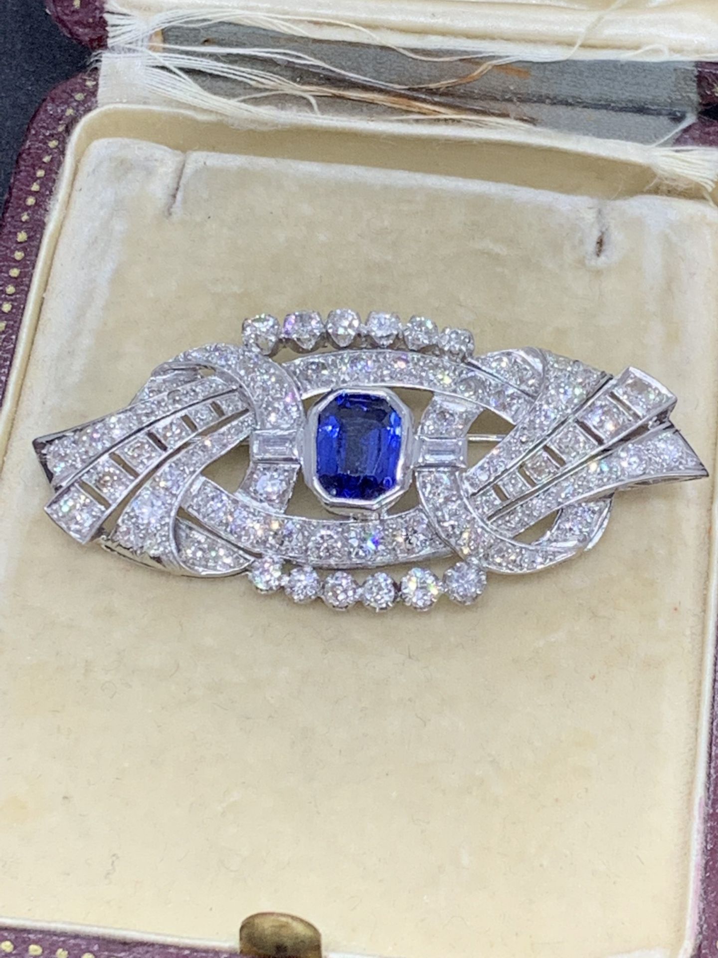 1920's ART DECO SAPPHIRE & DIAMONDS BROOCH SET IN WHITE METAL - Image 2 of 5