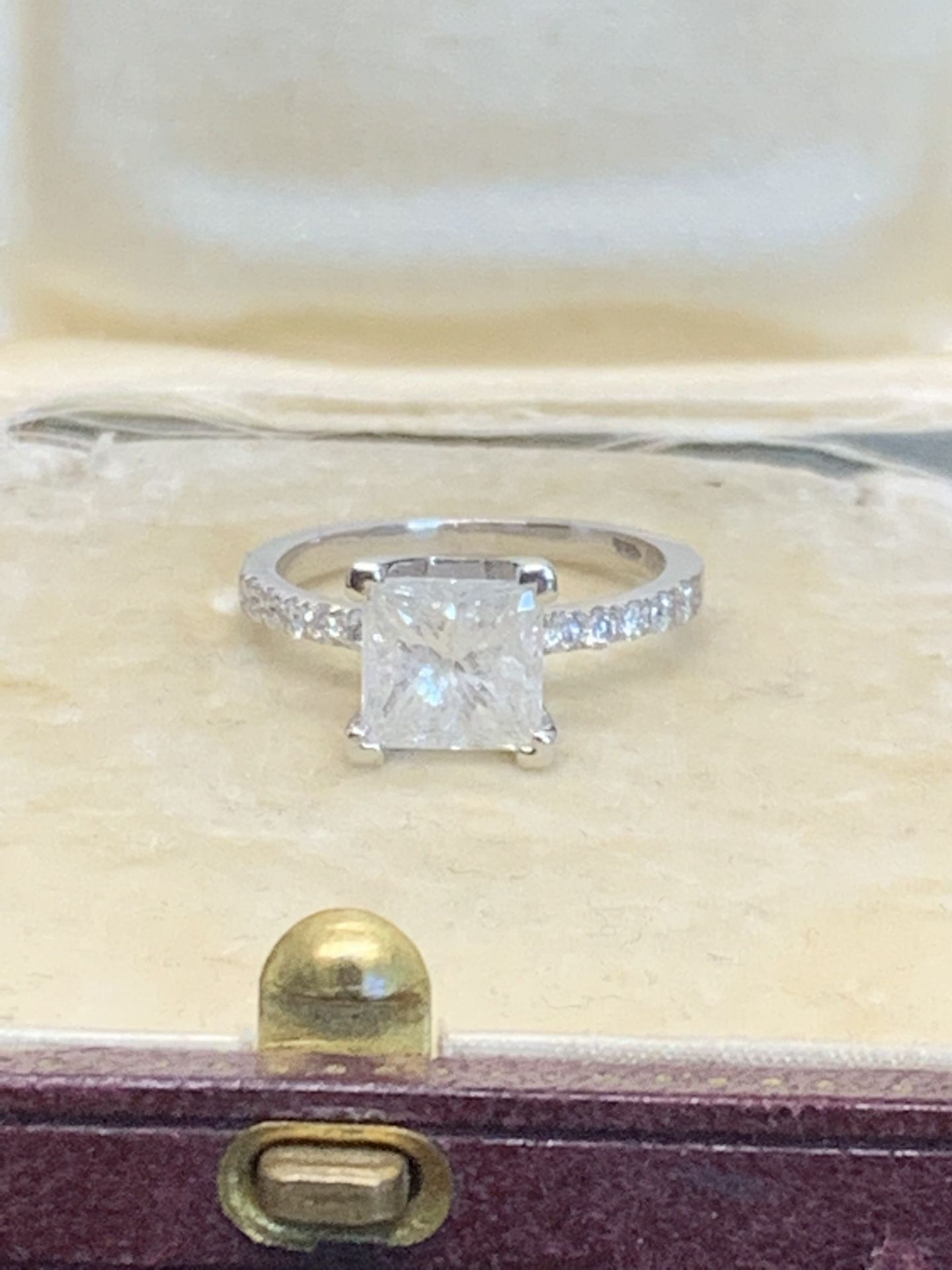 2.82ct PRINCESS CUT DIAMOND SOLITAIRE RING SET IN WHITE METAL TESTED AS WHITE GOLD