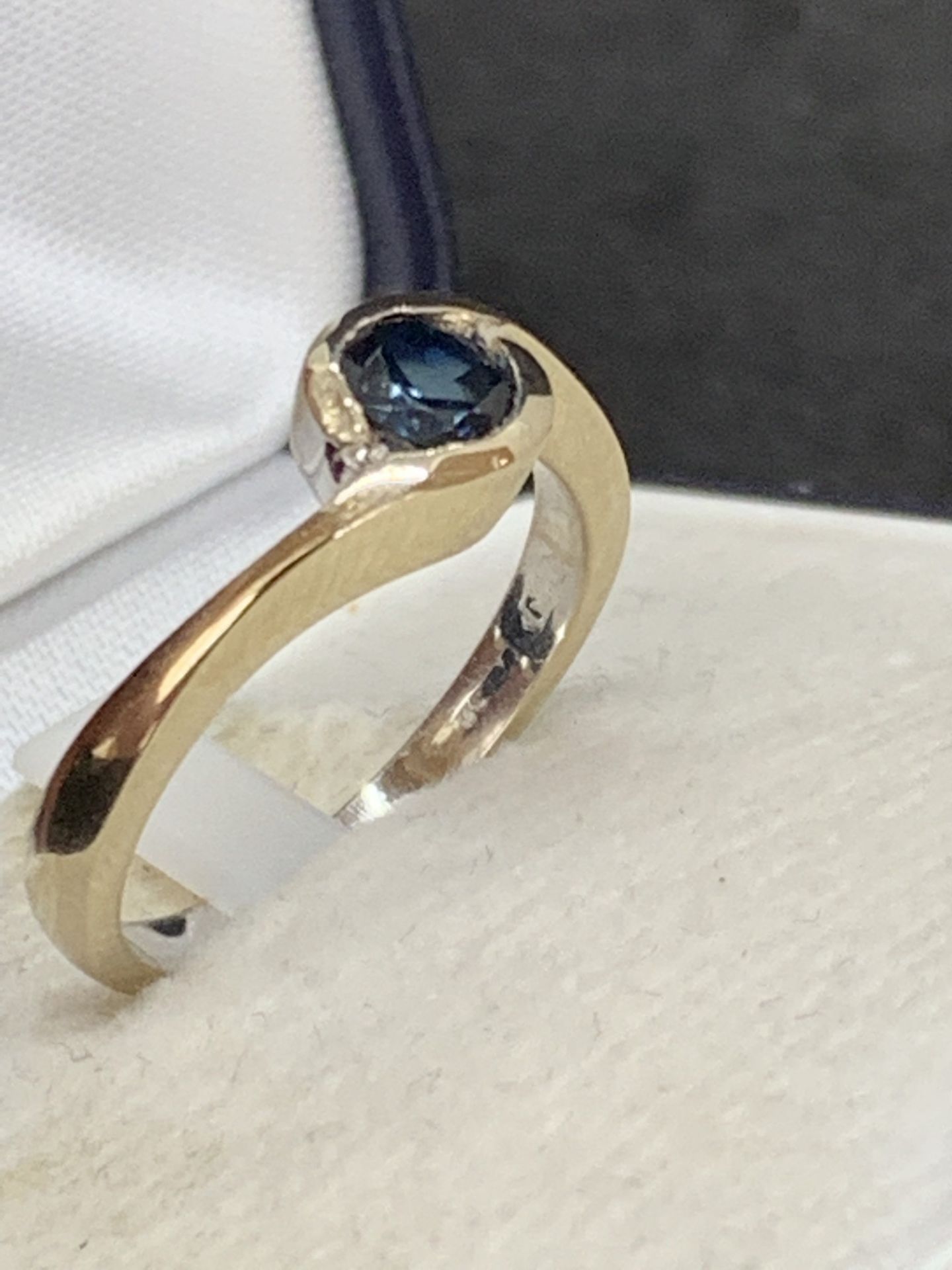 18ct GOLD SAPPHIRE RING - Image 4 of 4