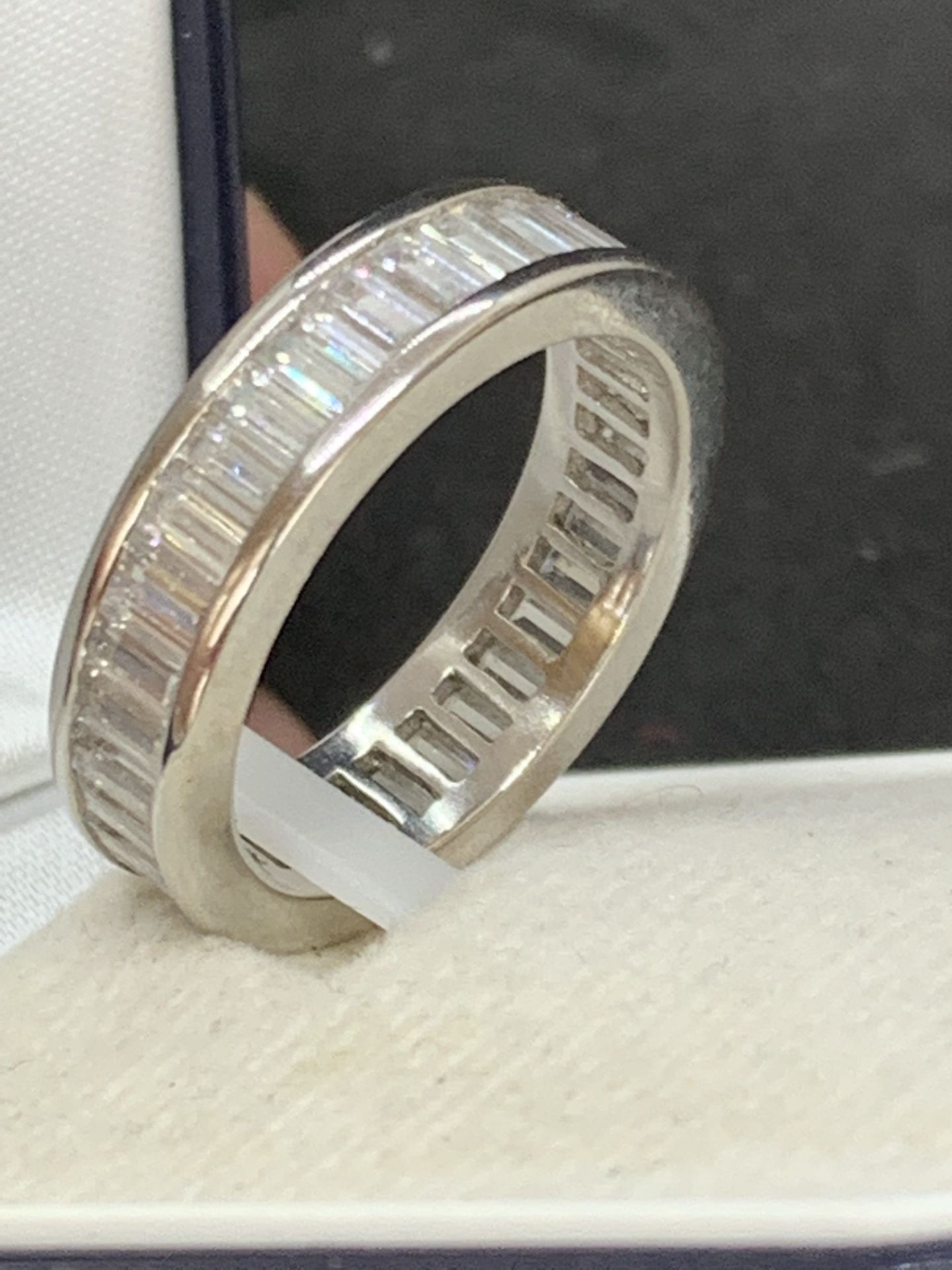 14ct WHITE GOLD RING SET WITH BAGUETTE STONES - 7 GRAMS - Image 3 of 6