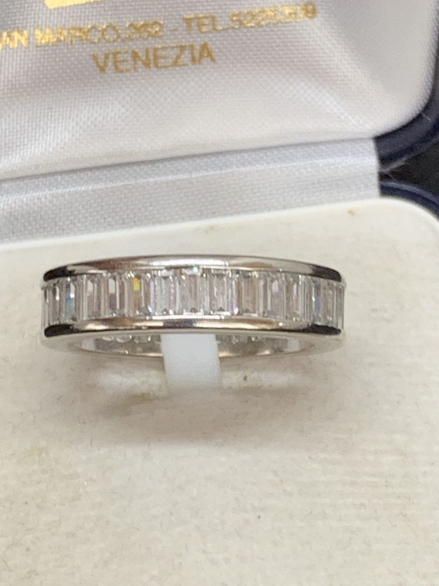 14ct WHITE GOLD RING SET WITH BAGUETTE STONES - 7 GRAMS - Image 5 of 6