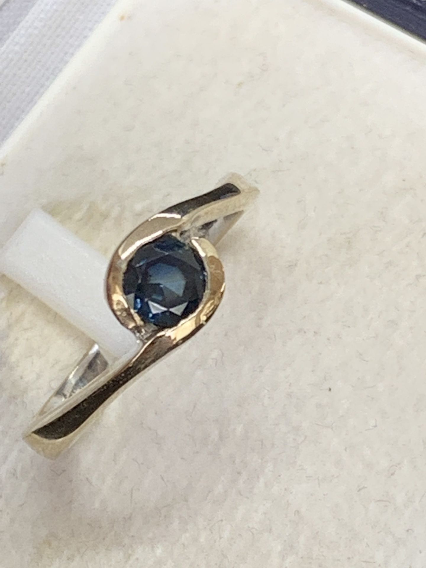 18ct GOLD SAPPHIRE RING