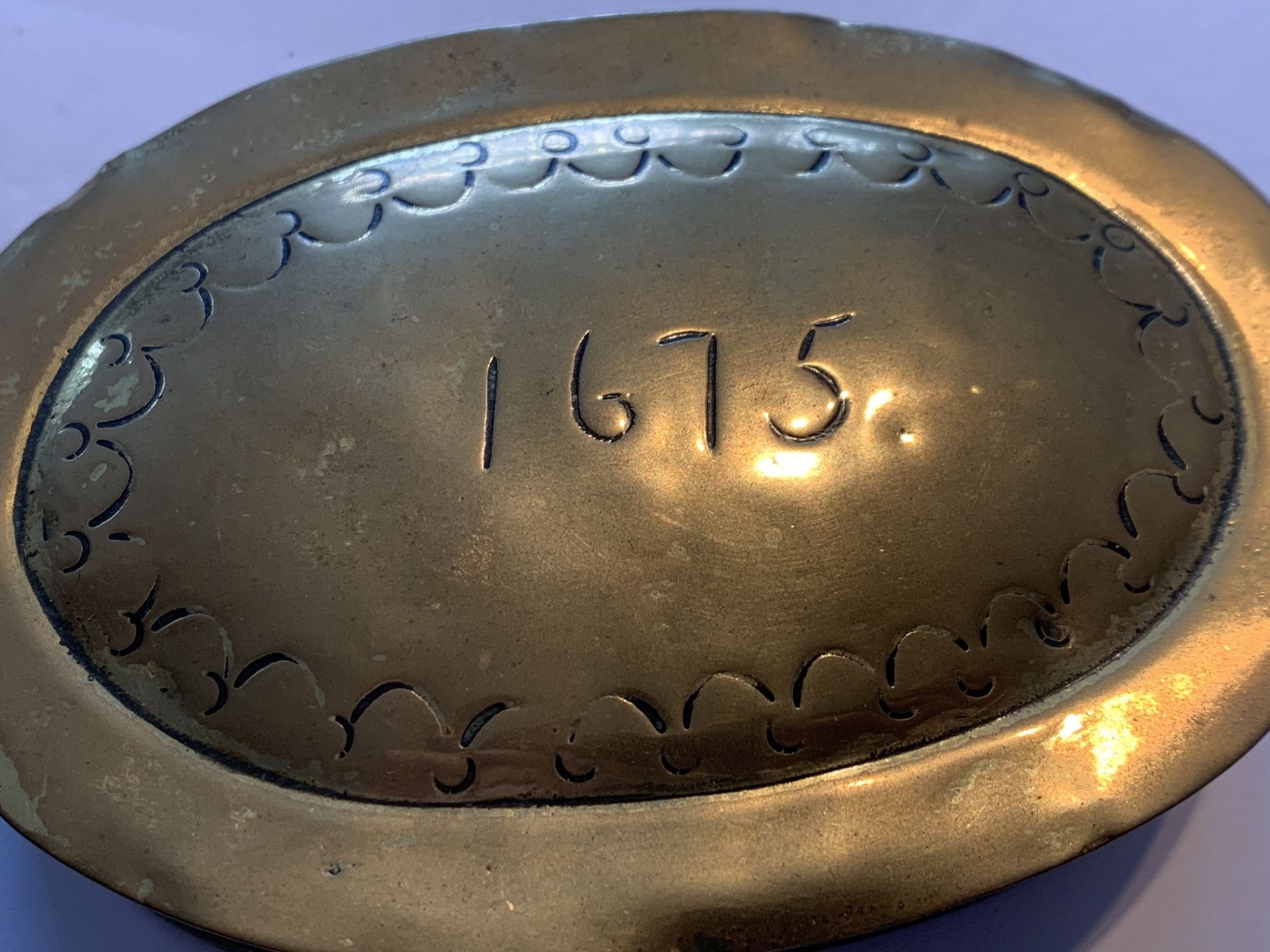 ANTIQUE BRASS SNUFF BOX DATED 1675 - Image 2 of 7