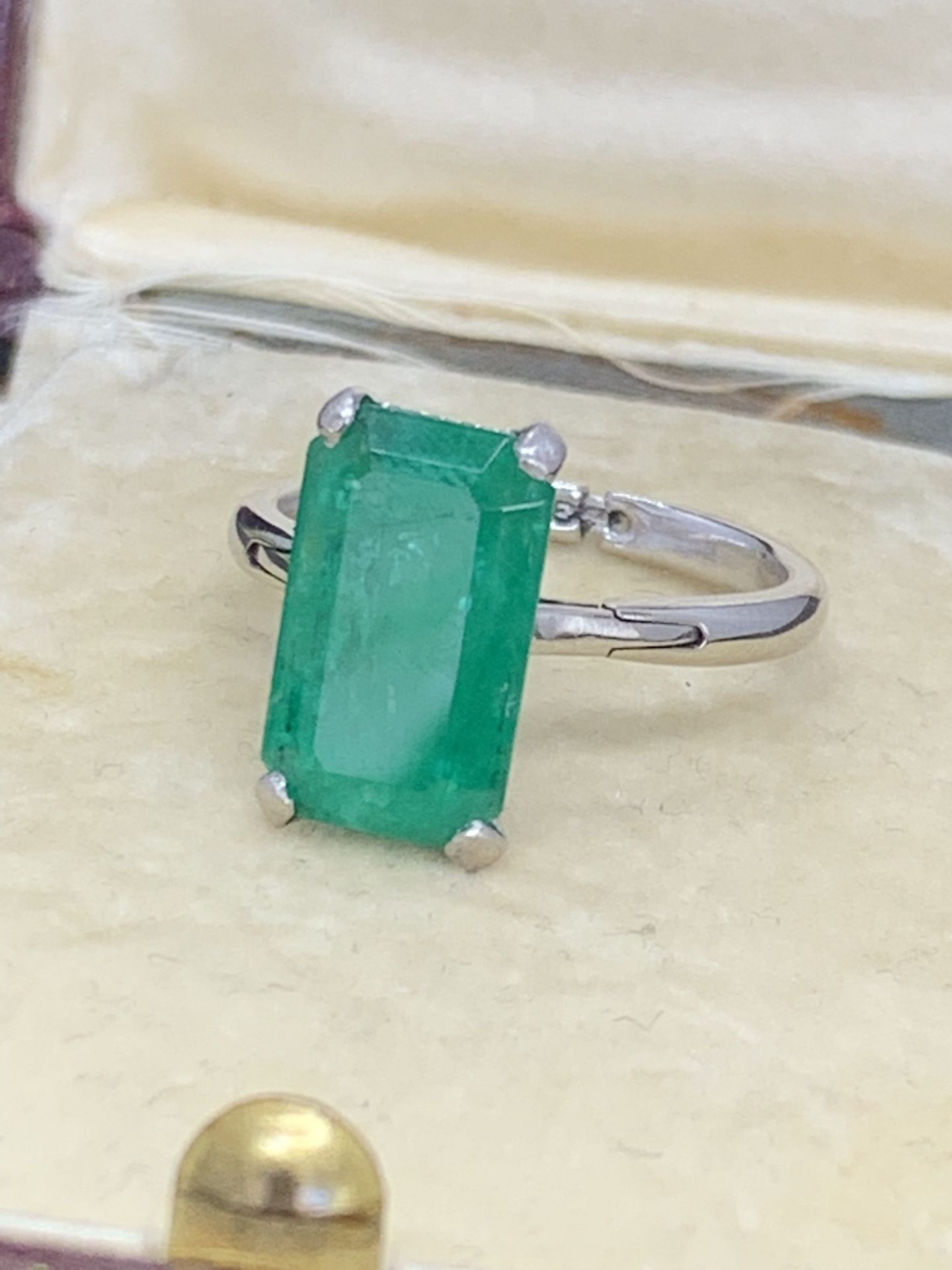 6.00ct EMERALD SET IN WHITE METAL TESTED AS 18ct - ADJUSTABLE SIZE - Image 6 of 7