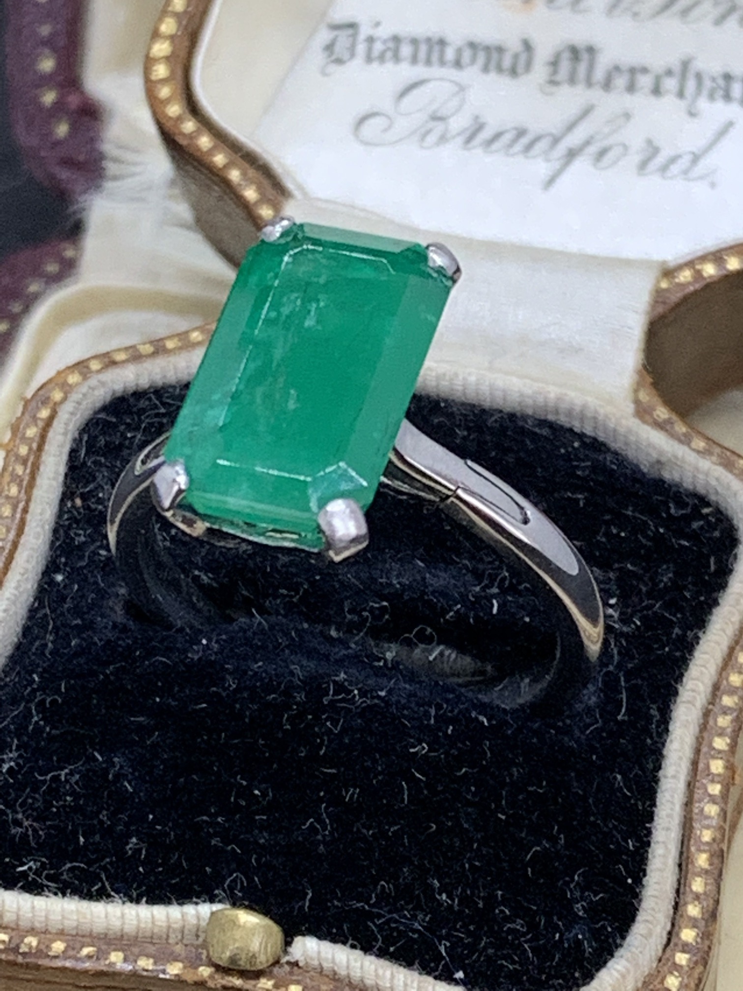 6.00ct EMERALD SET IN WHITE METAL TESTED AS 18ct - ADJUSTABLE SIZE - Image 5 of 7