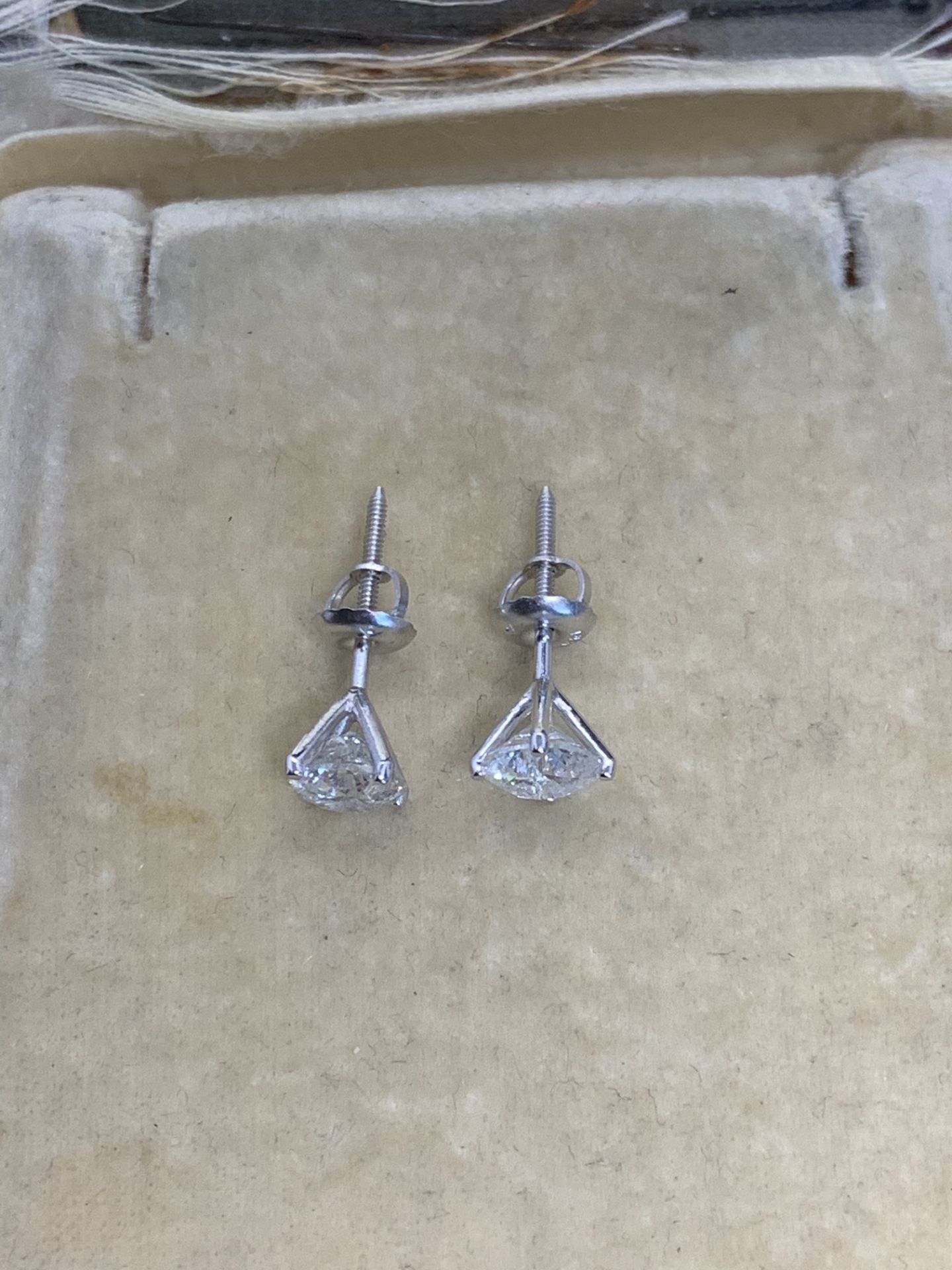 1.69ct DIAMOND SOLITAIRE EARRINGS SET IN WHITE METAL TESTED AS WHITE GOLD - SCREW BACK FOR SECURITY - Image 3 of 3