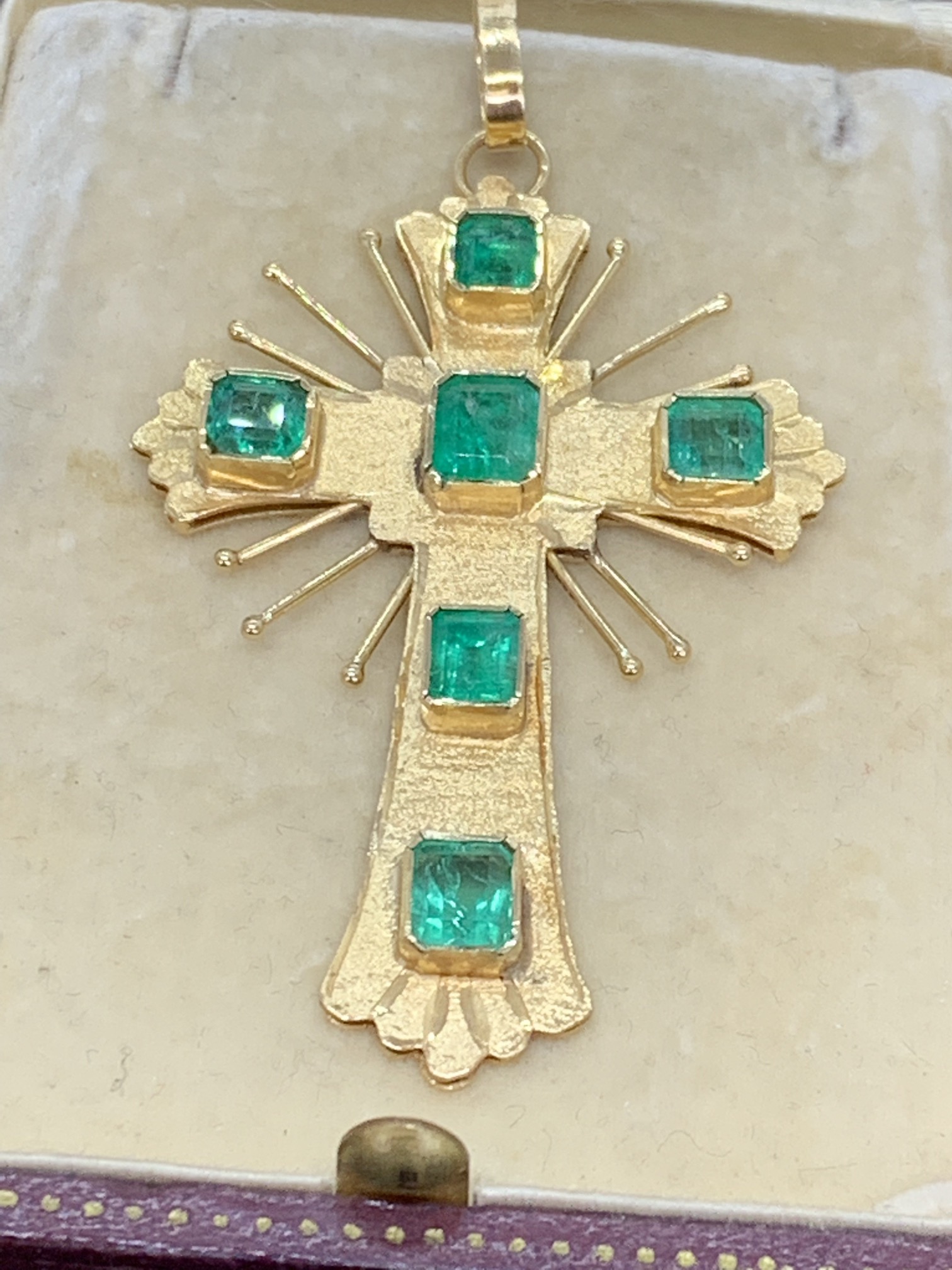 18ct GOLD SET WITH 10.00cts OF EMERALDS - 11.5 GRAMS