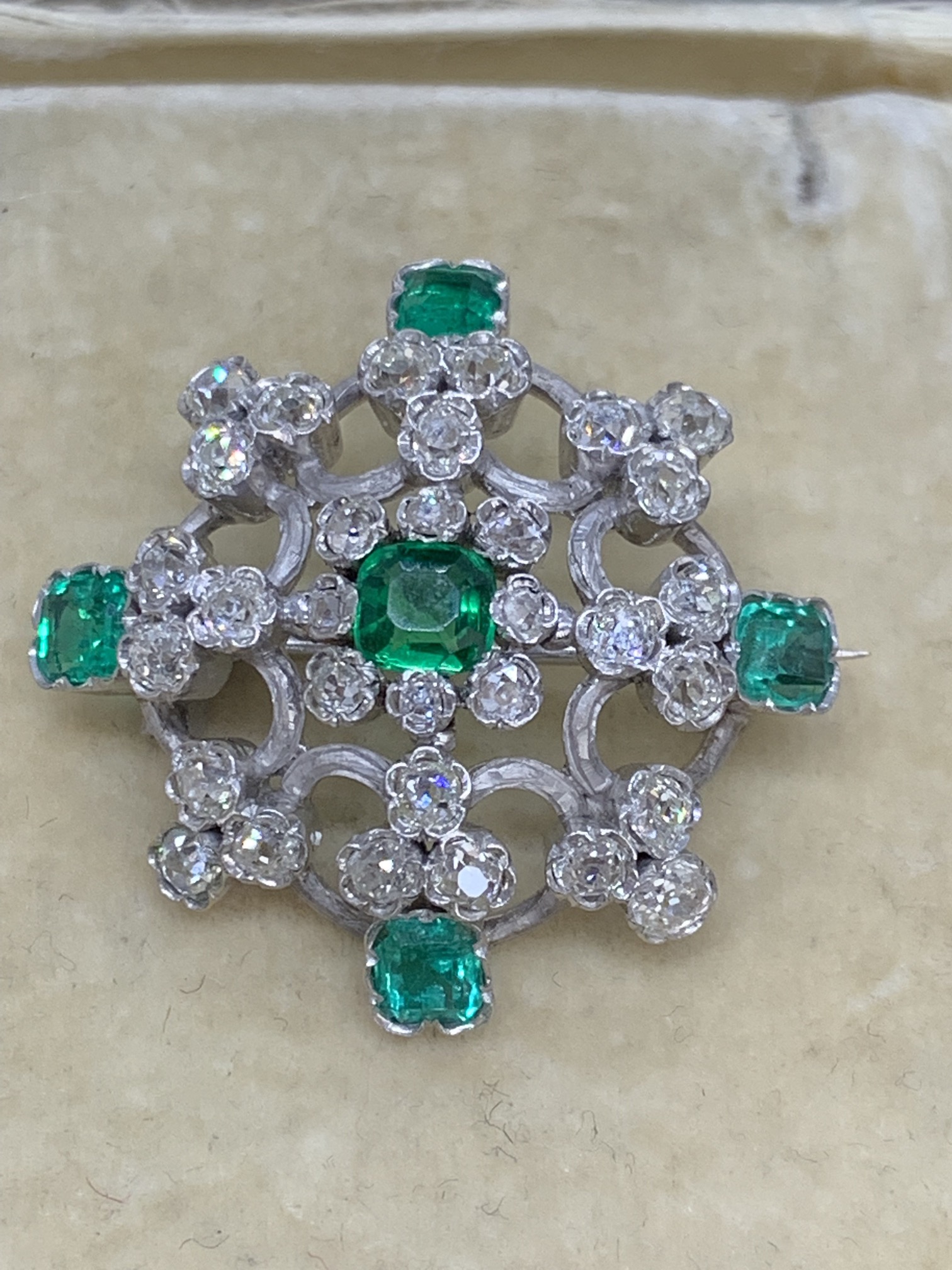 EXQUISITE EMERALD & DIAMOND BROOCH - WHITE METAL TESTED AS AT LEAST 18ct