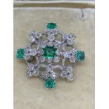 EXQUISITE EMERALD & DIAMOND BROOCH - WHITE METAL TESTED AS AT LEAST 18ct