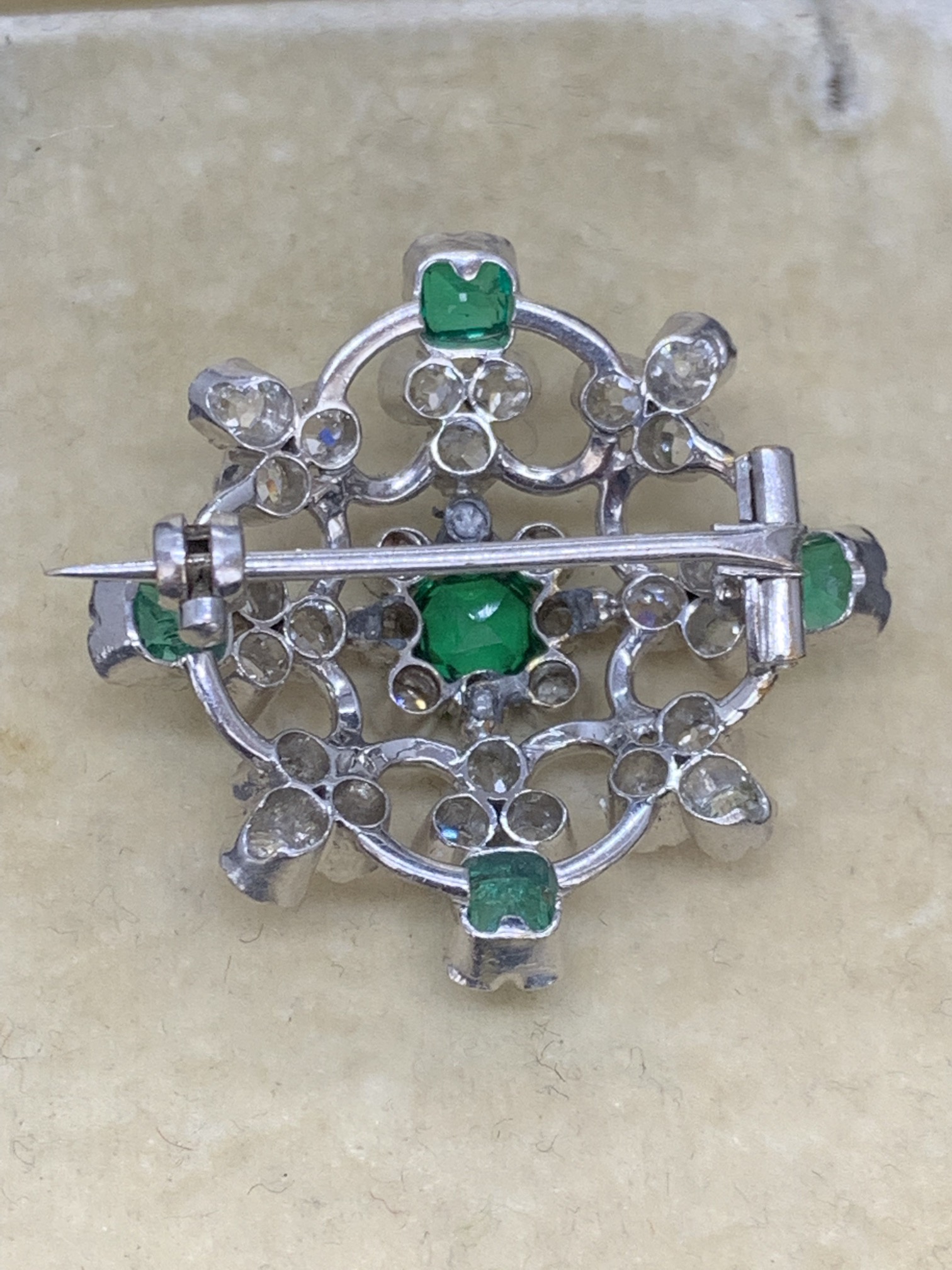 EXQUISITE EMERALD & DIAMOND BROOCH - WHITE METAL TESTED AS AT LEAST 18ct - Image 2 of 3