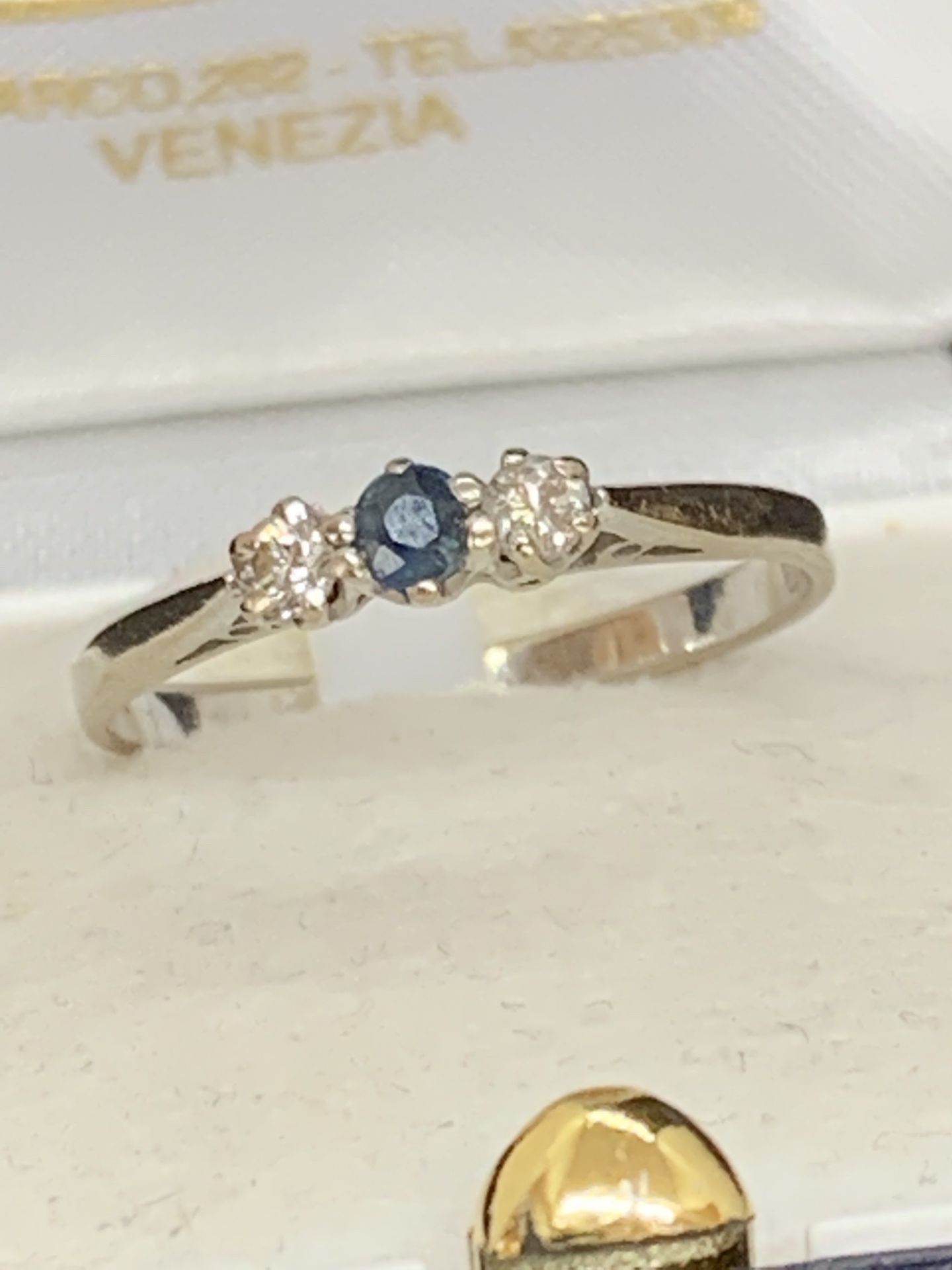 18ct GOLD SAPPHIRE & DIAMOND RING