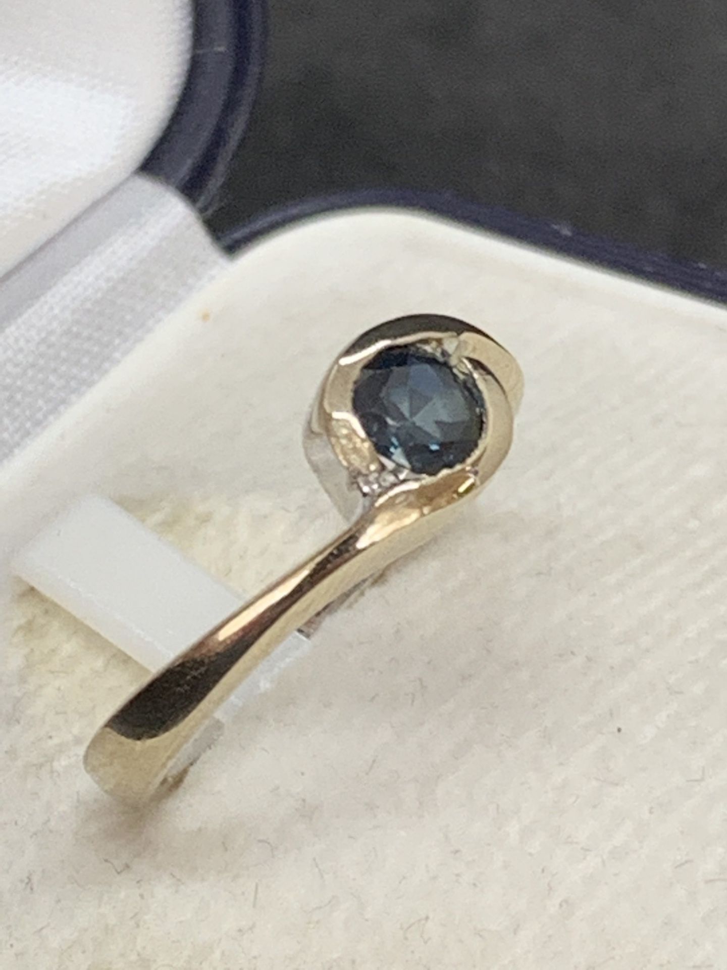 18ct GOLD SAPPHIRE RING - Image 3 of 4