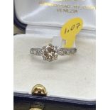 18ct GOLD DIAMOND RING - APPROX 1.07cts TDW