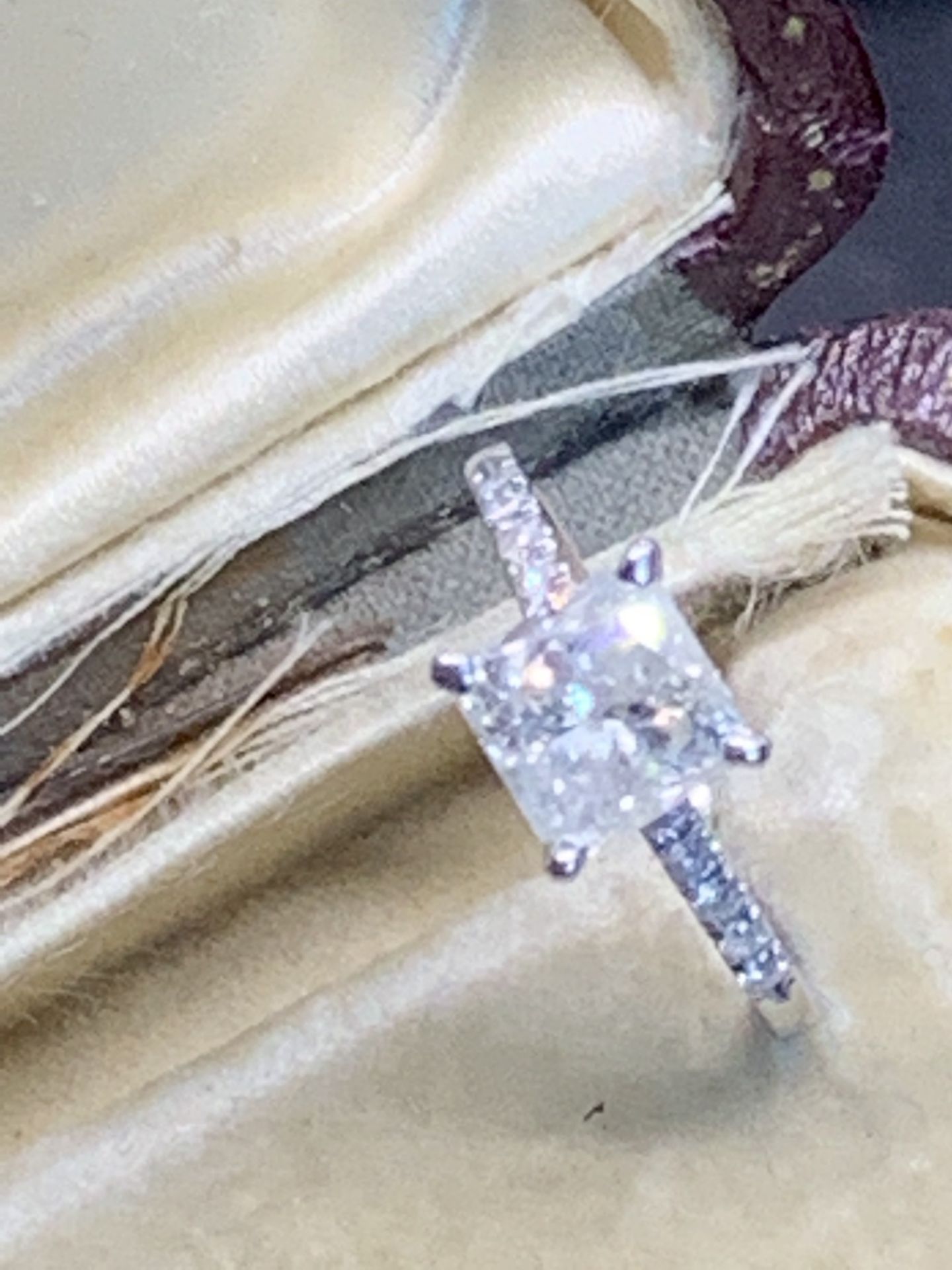 2.10ct RADIANT CUT DIAMOND SOLITAIRE RING SET IN WHITE METAL TESTED AS WHITE GOLD - Image 2 of 4