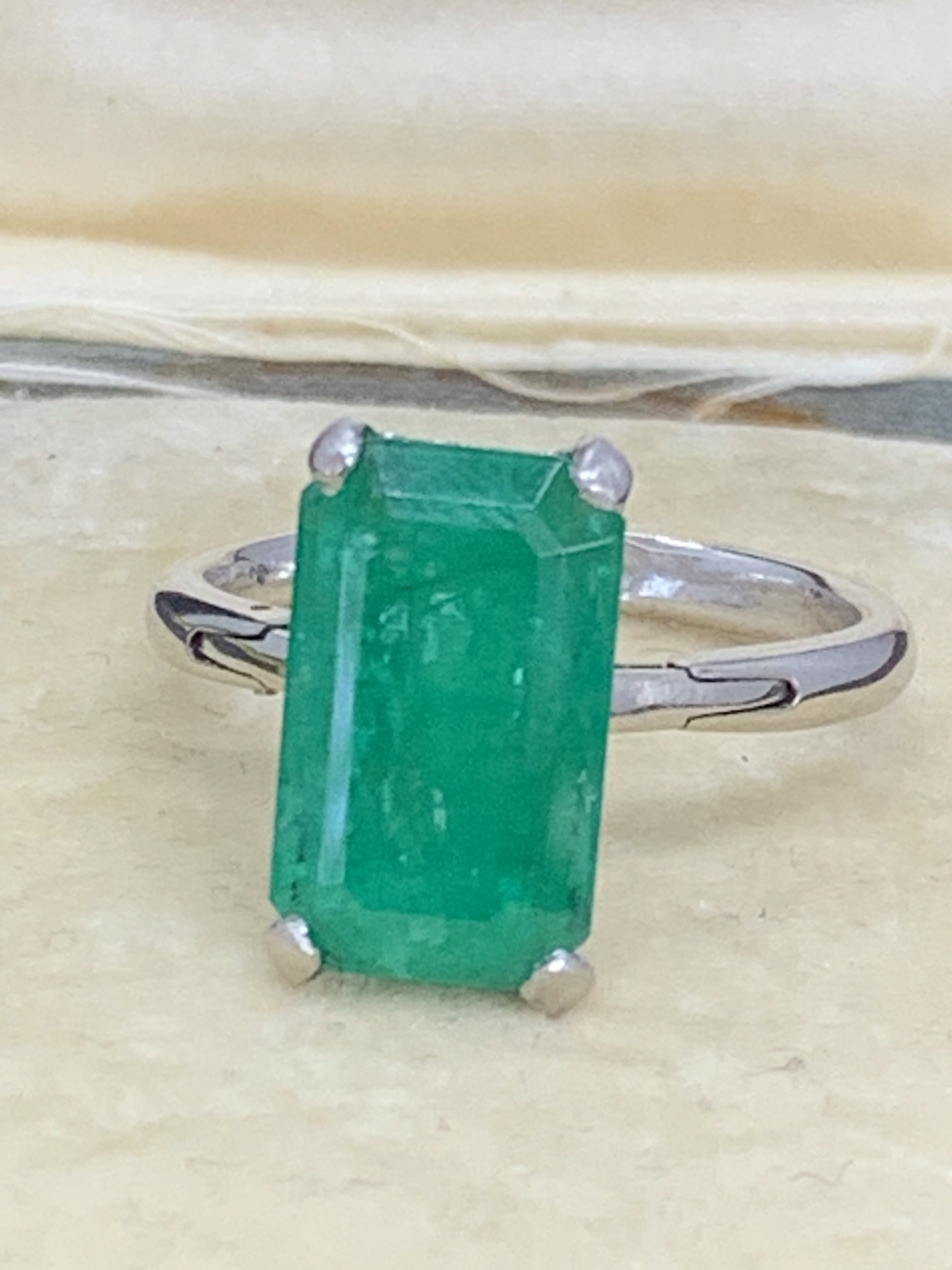 6.00ct EMERALD SET IN WHITE METAL TESTED AS 18ct - ADJUSTABLE SIZE