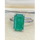 6.00ct EMERALD SET IN WHITE METAL TESTED AS 18ct - ADJUSTABLE SIZE