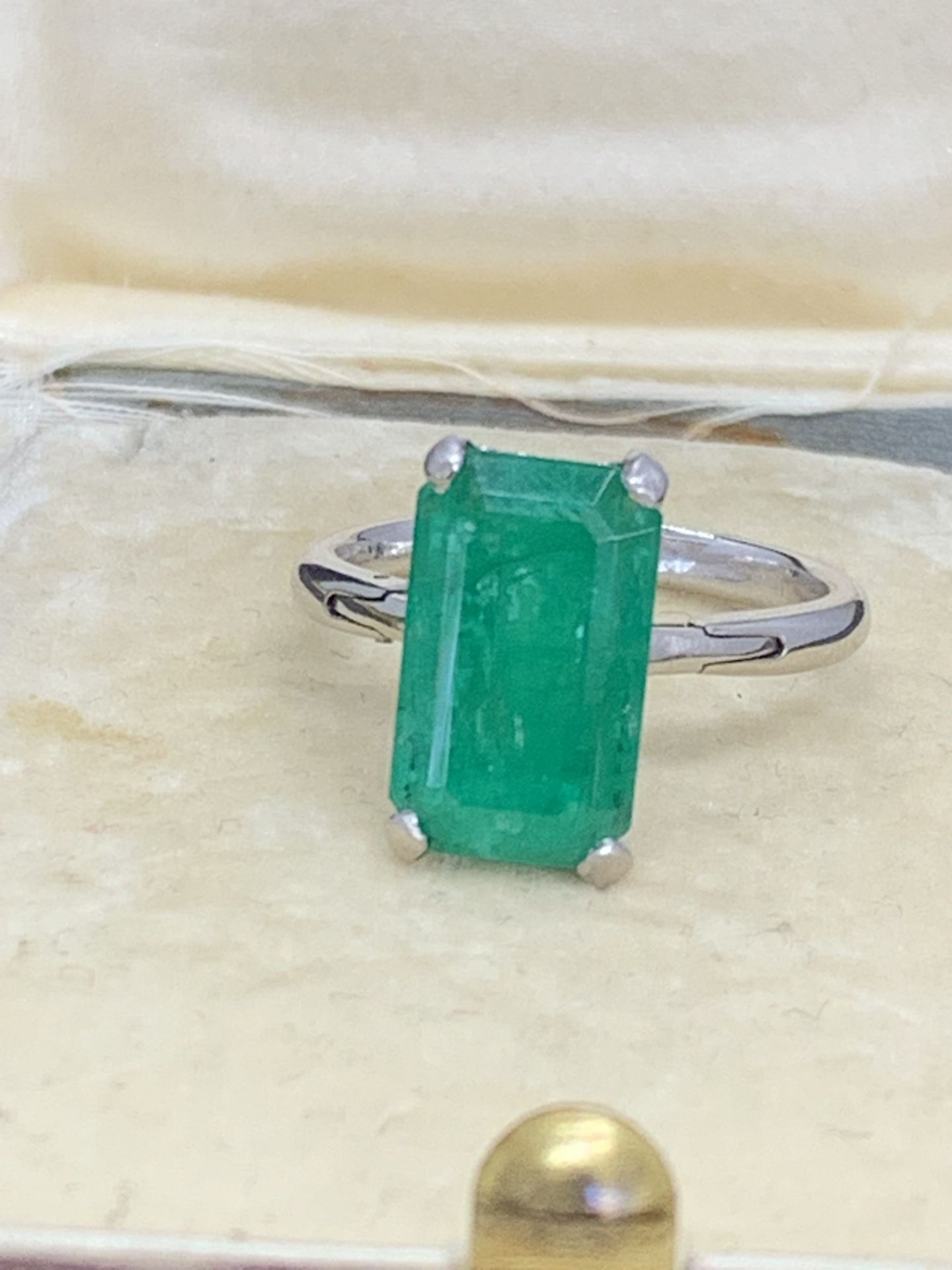 6.00ct EMERALD SET IN WHITE METAL TESTED AS 18ct - ADJUSTABLE SIZE - Image 7 of 7