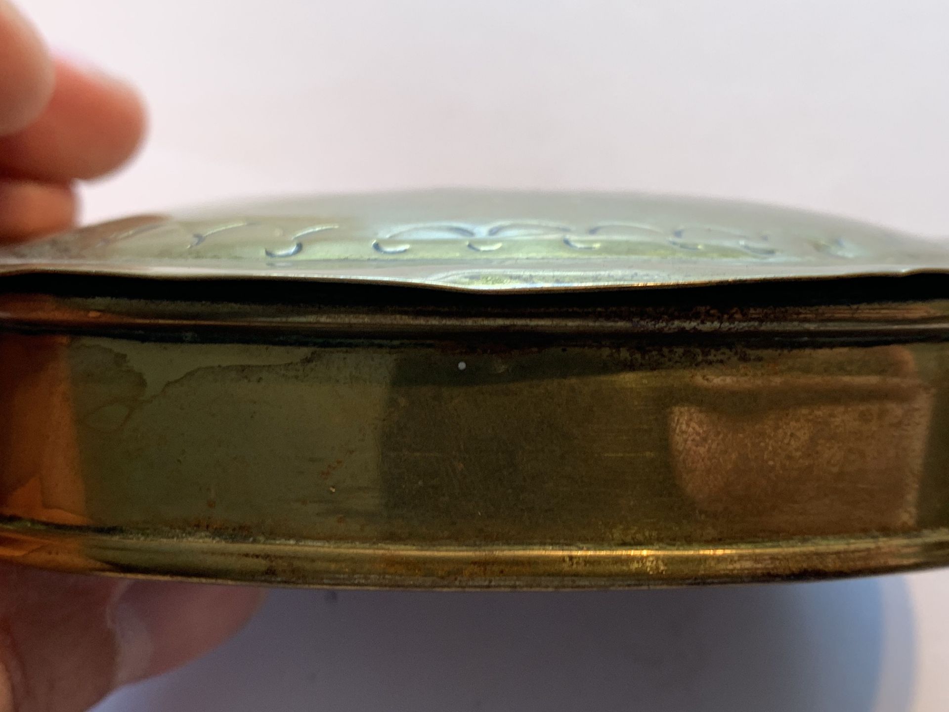 ANTIQUE BRASS SNUFF BOX DATED 1675 - Image 3 of 7