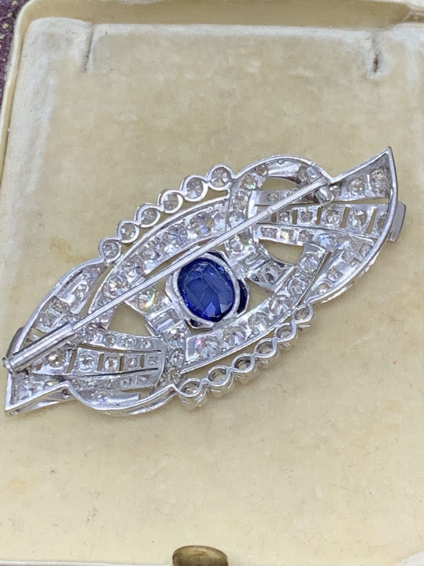 1920's ART DECO SAPPHIRE & DIAMONDS BROOCH SET IN WHITE METAL - Image 4 of 5