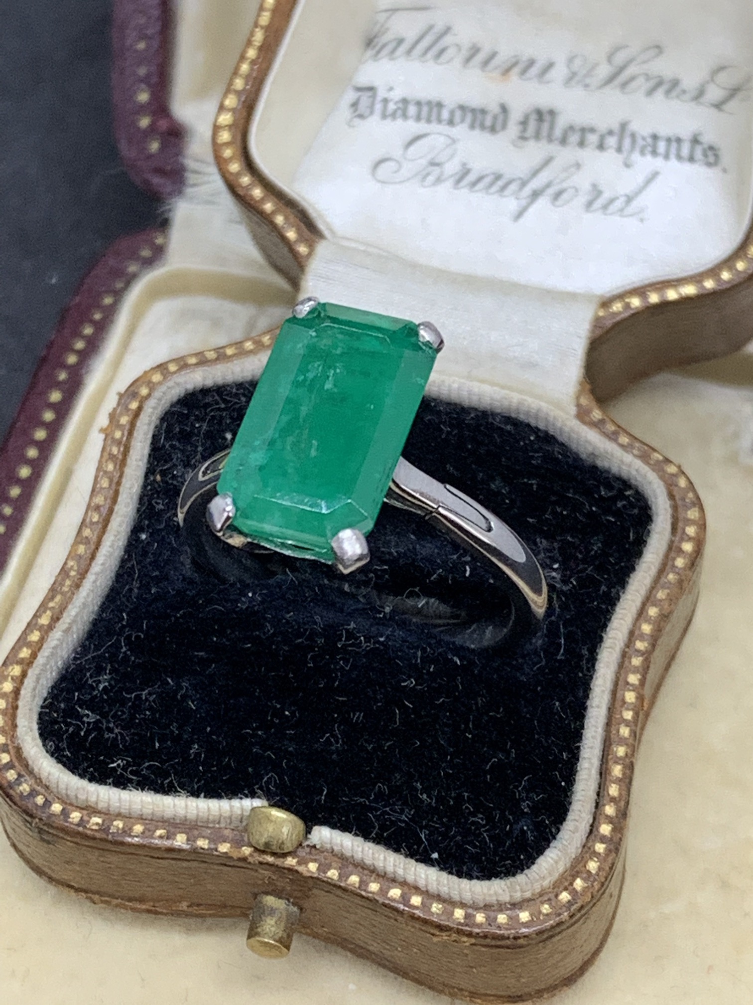 6.00ct EMERALD SET IN WHITE METAL TESTED AS 18ct - ADJUSTABLE SIZE - Image 3 of 7
