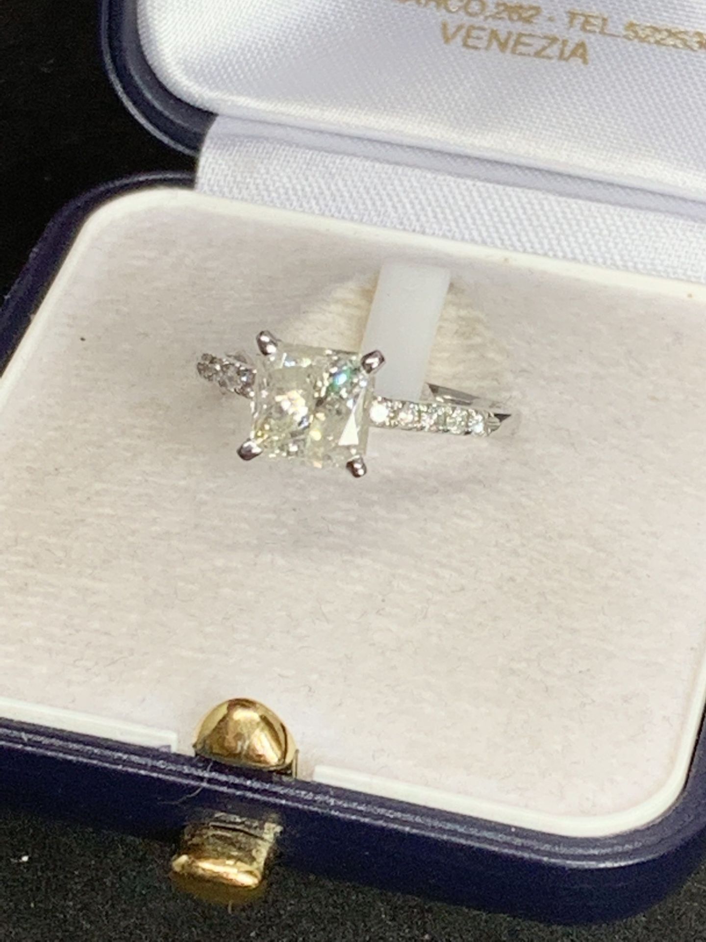 2.10ct RADIANT CUT DIAMOND SOLITAIRE RING SET IN WHITE METAL TESTED AS WHITE GOLD - Image 5 of 6