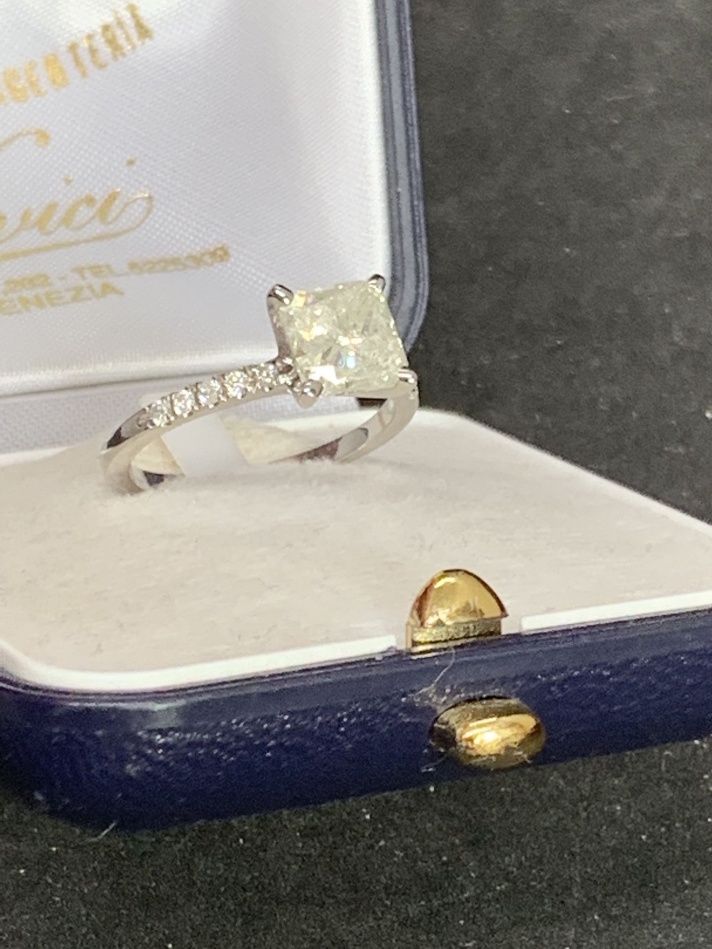 2.10ct RADIANT CUT DIAMOND SOLITAIRE RING SET IN WHITE METAL TESTED AS WHITE GOLD - Image 4 of 6