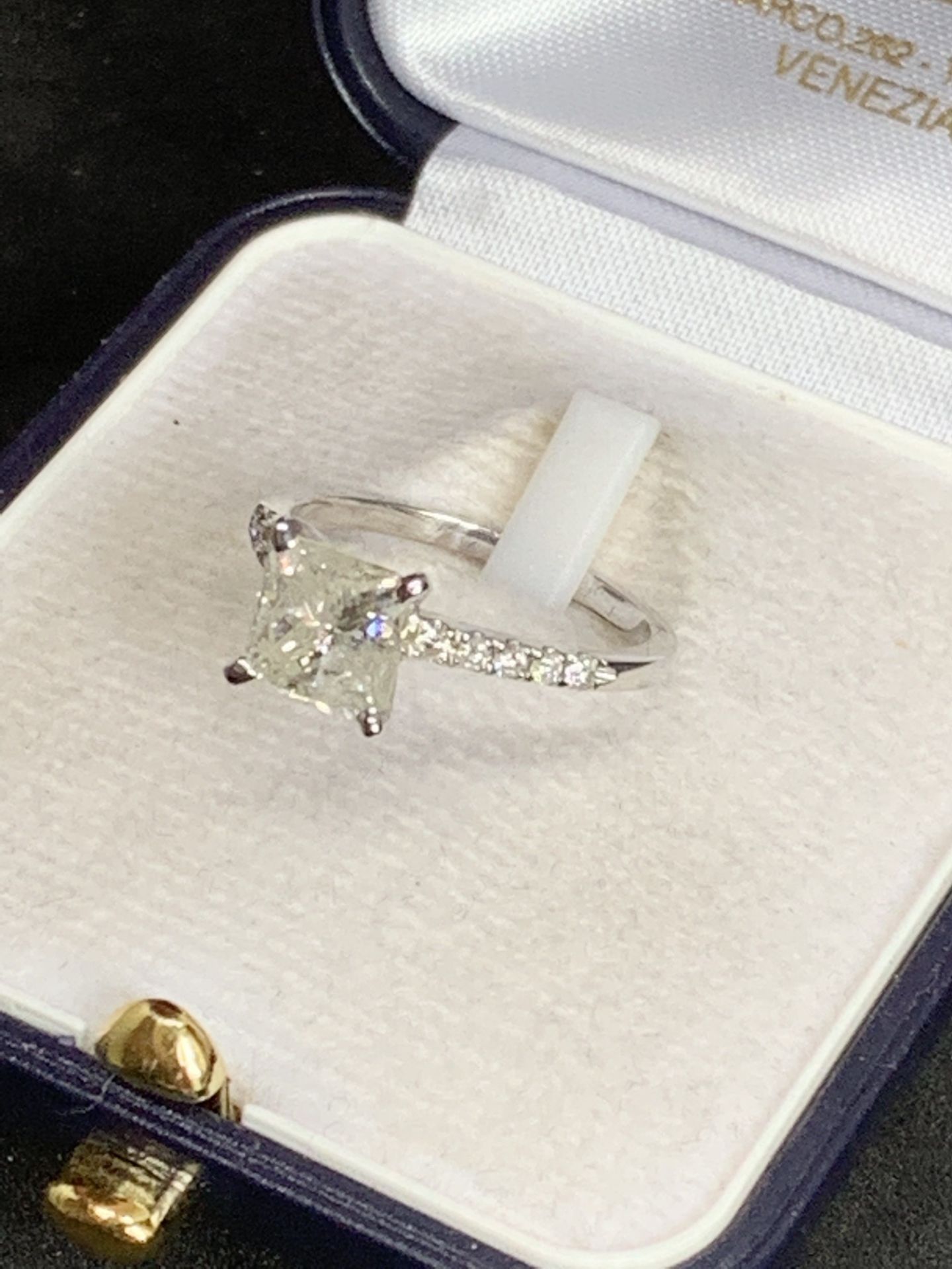 2.10ct RADIANT CUT DIAMOND SOLITAIRE RING SET IN WHITE METAL TESTED AS WHITE GOLD - Image 6 of 6