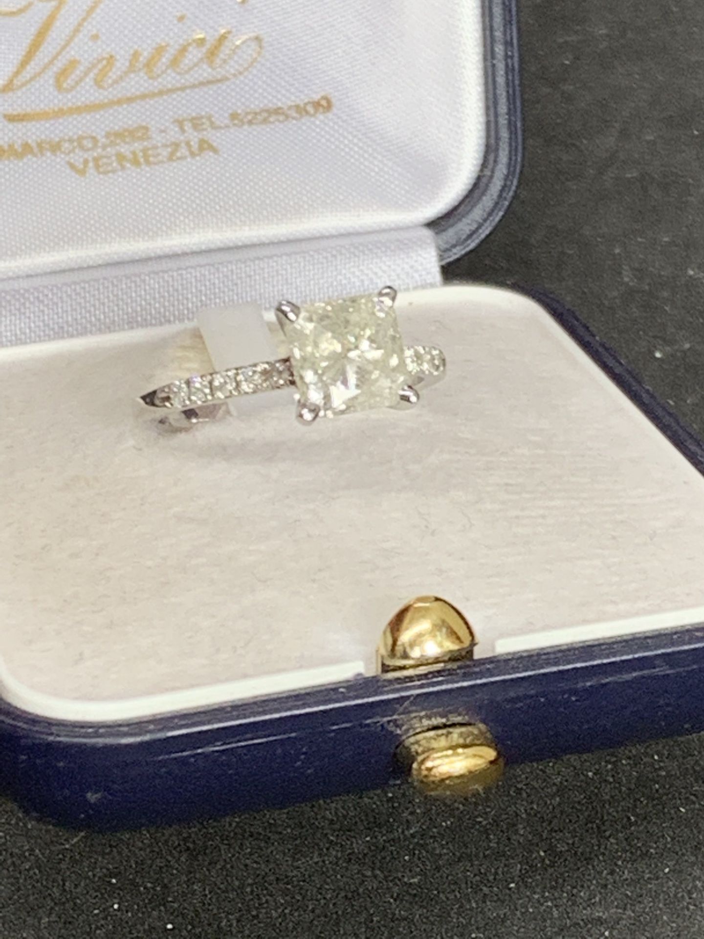 2.10ct RADIANT CUT DIAMOND SOLITAIRE RING SET IN WHITE METAL TESTED AS WHITE GOLD - Image 3 of 6