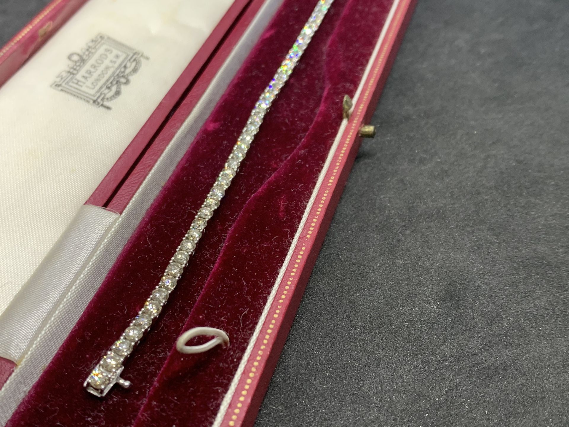 6.05ct DIAMOND TENNIS BRACELET SET IN 9ct WHITE GOLD - Image 2 of 5