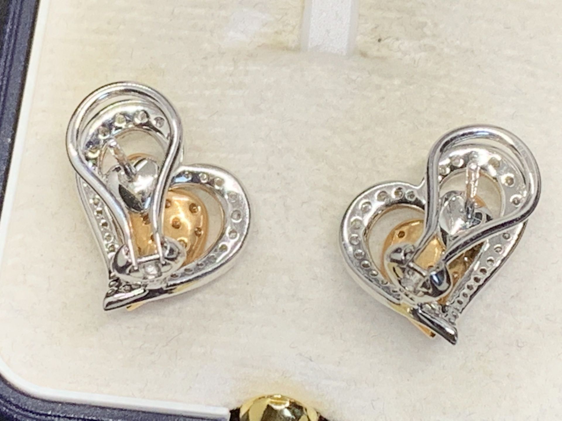1.50ct DIAMOND SET HEART EARRINGS IN WHITE & YELLOW GOLD - Image 3 of 3
