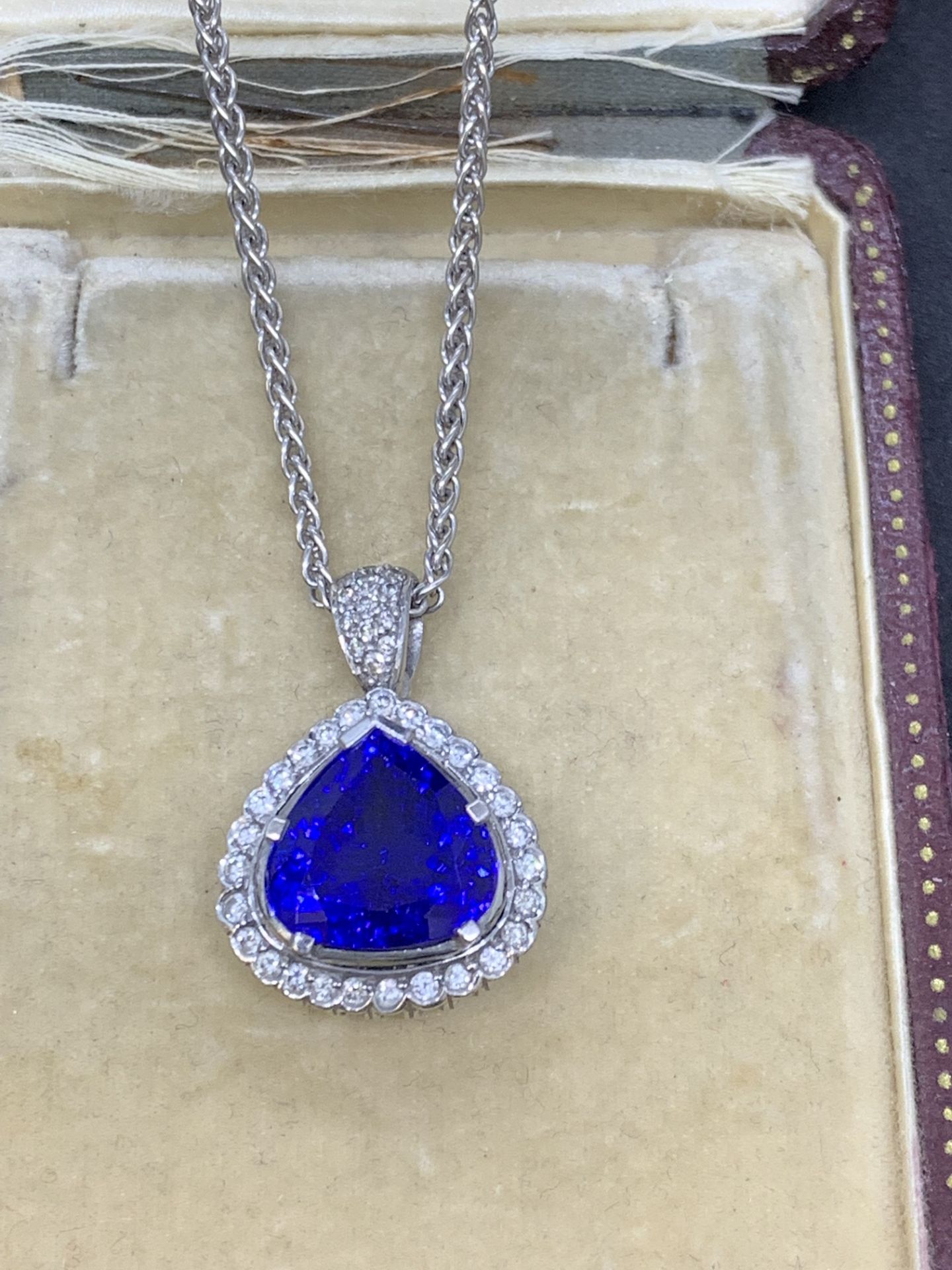 18 carat gold 7ct Tanzanite and one carat diamond heart pendant and chain Approximately 19.4 g - Image 4 of 10
