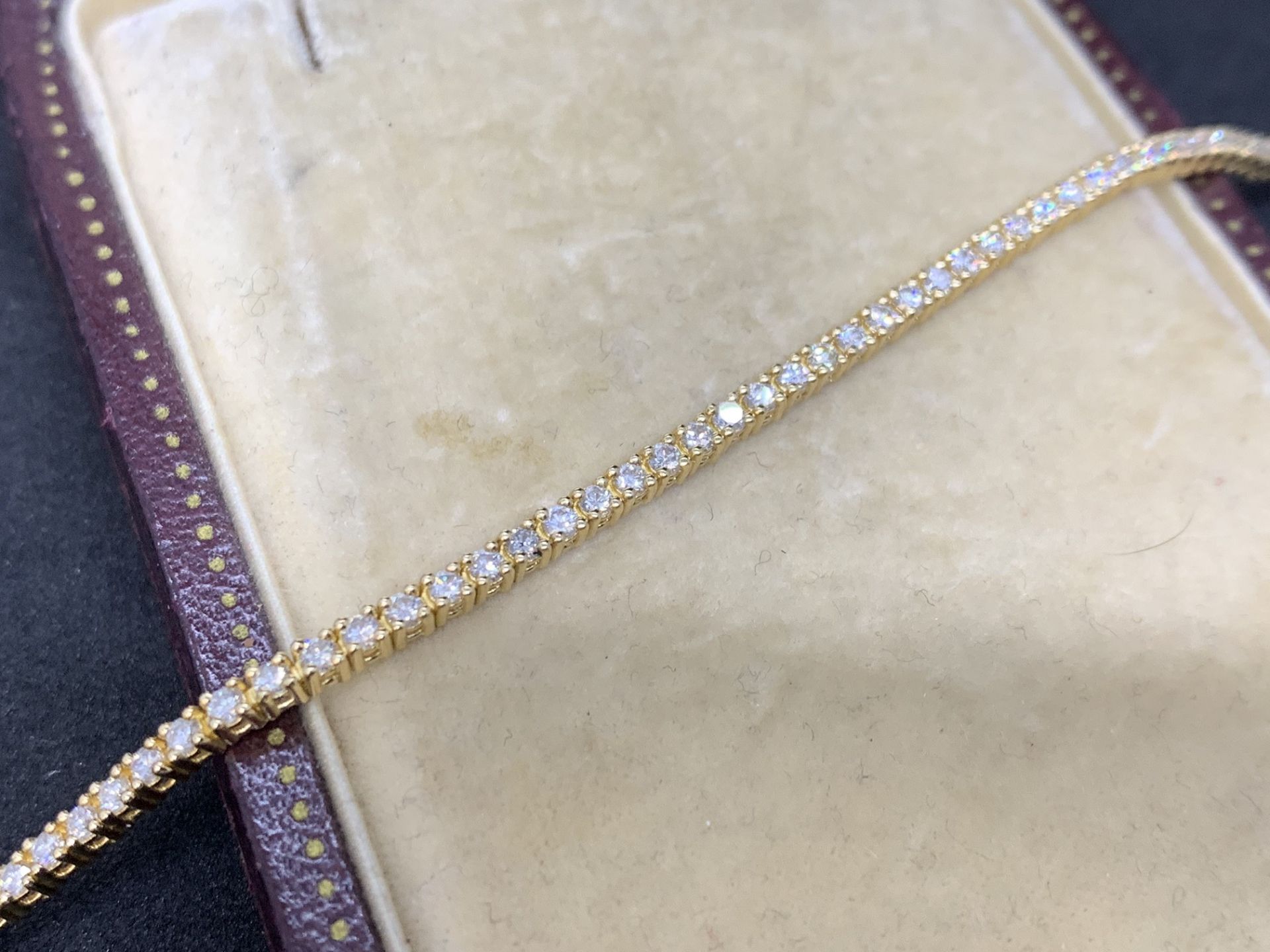 18 carat yellow gold diamond tennis bracelet approximately 2.24 carats G colour VS clarity - Image 2 of 4