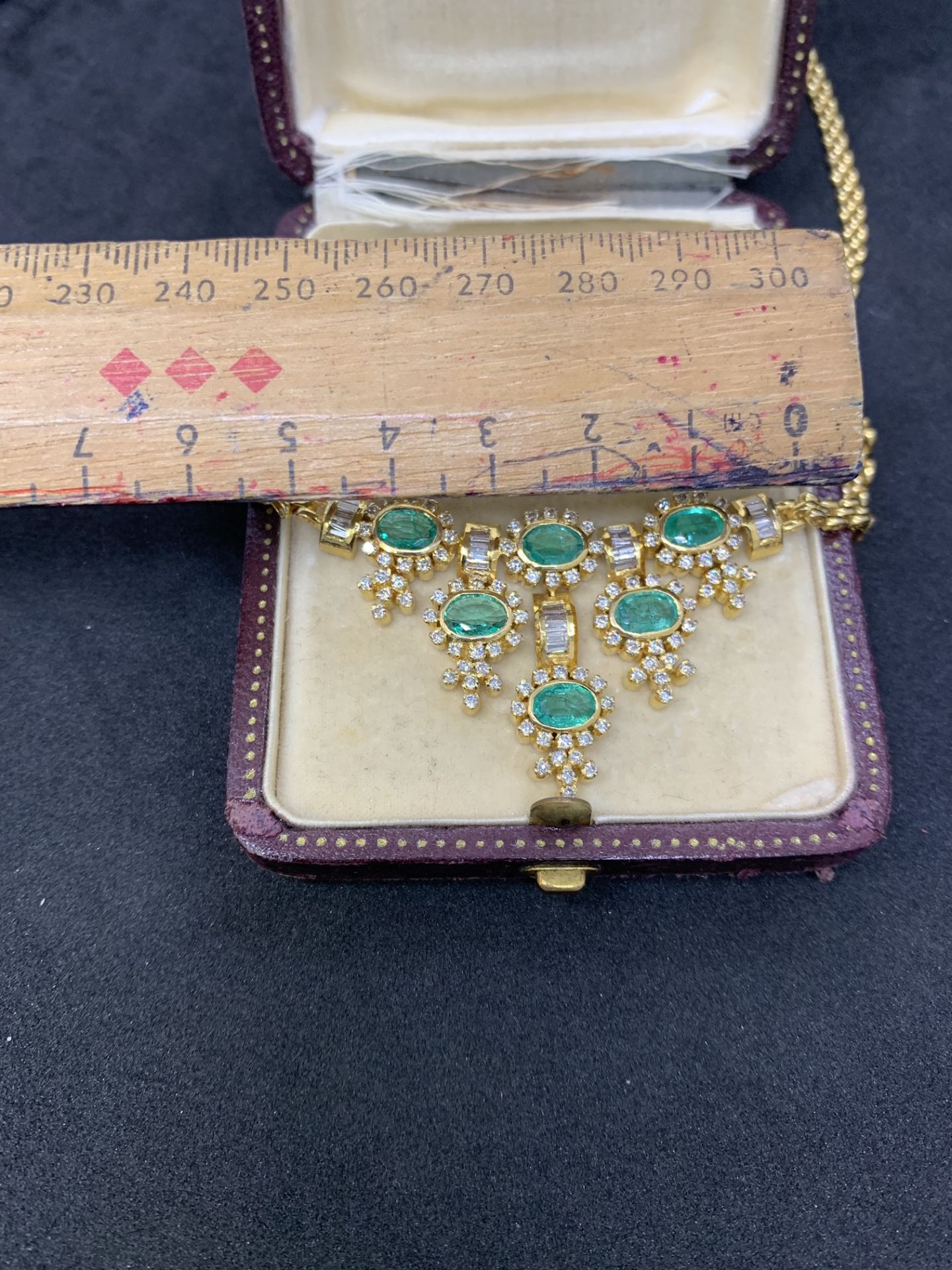 18 carat gold necklace set with emeralds and baguette diamonds weighs 32 g - Image 4 of 7