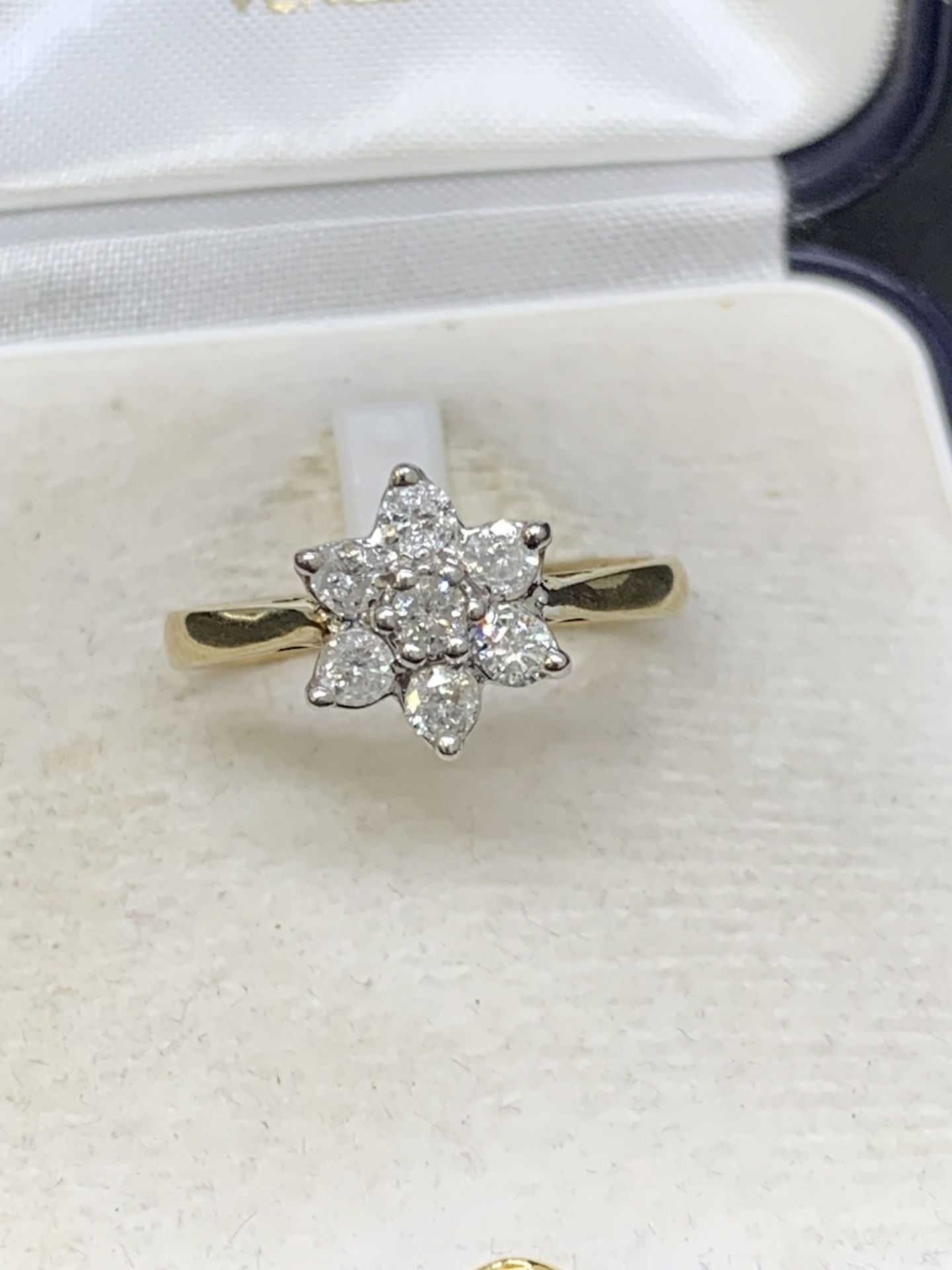 9 carat gold diamond Daisy ring approximately 0.5 carats of diamonds - Image 3 of 3