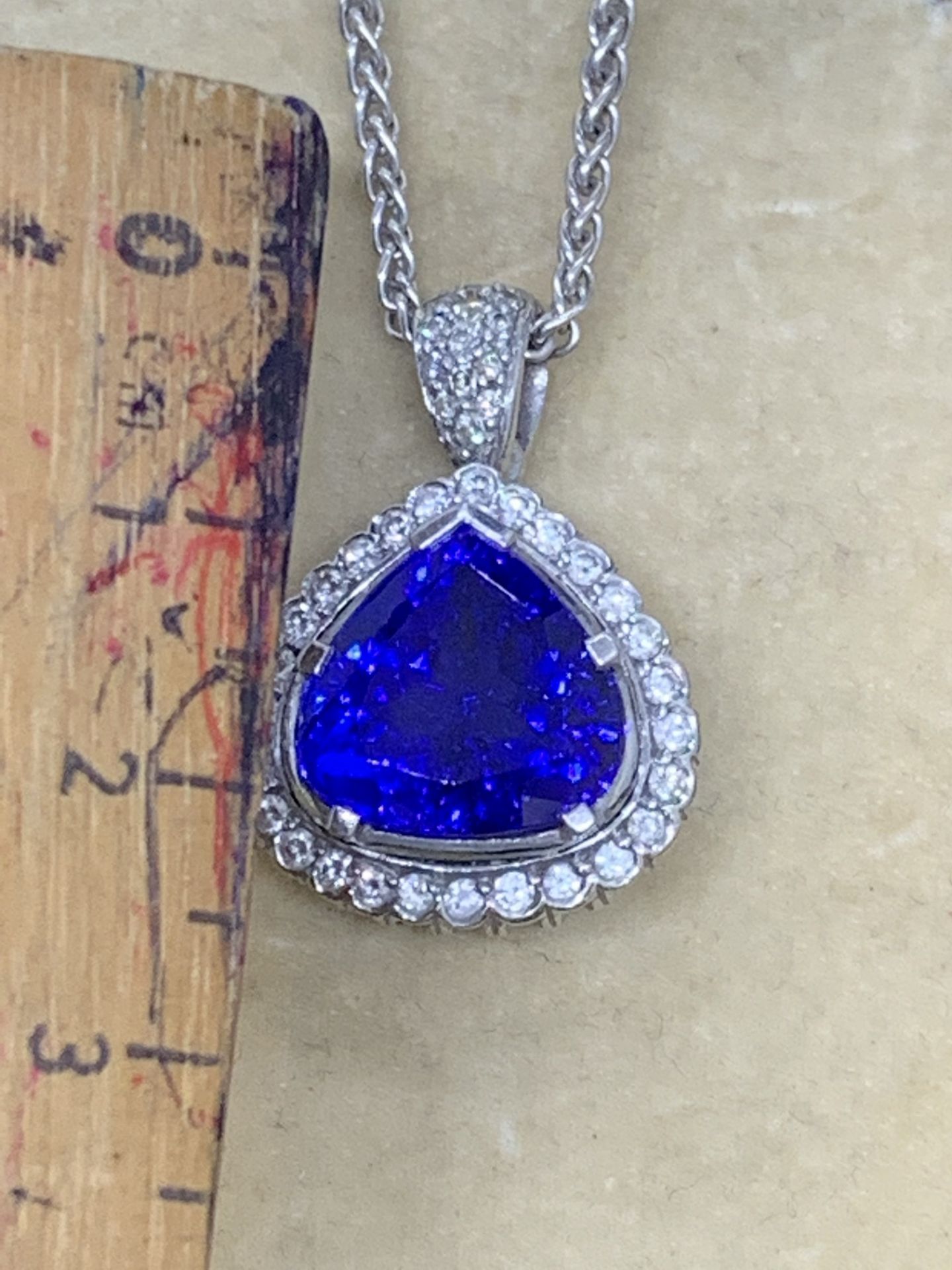 18 carat gold 7ct Tanzanite and one carat diamond heart pendant and chain Approximately 19.4 g - Image 7 of 10