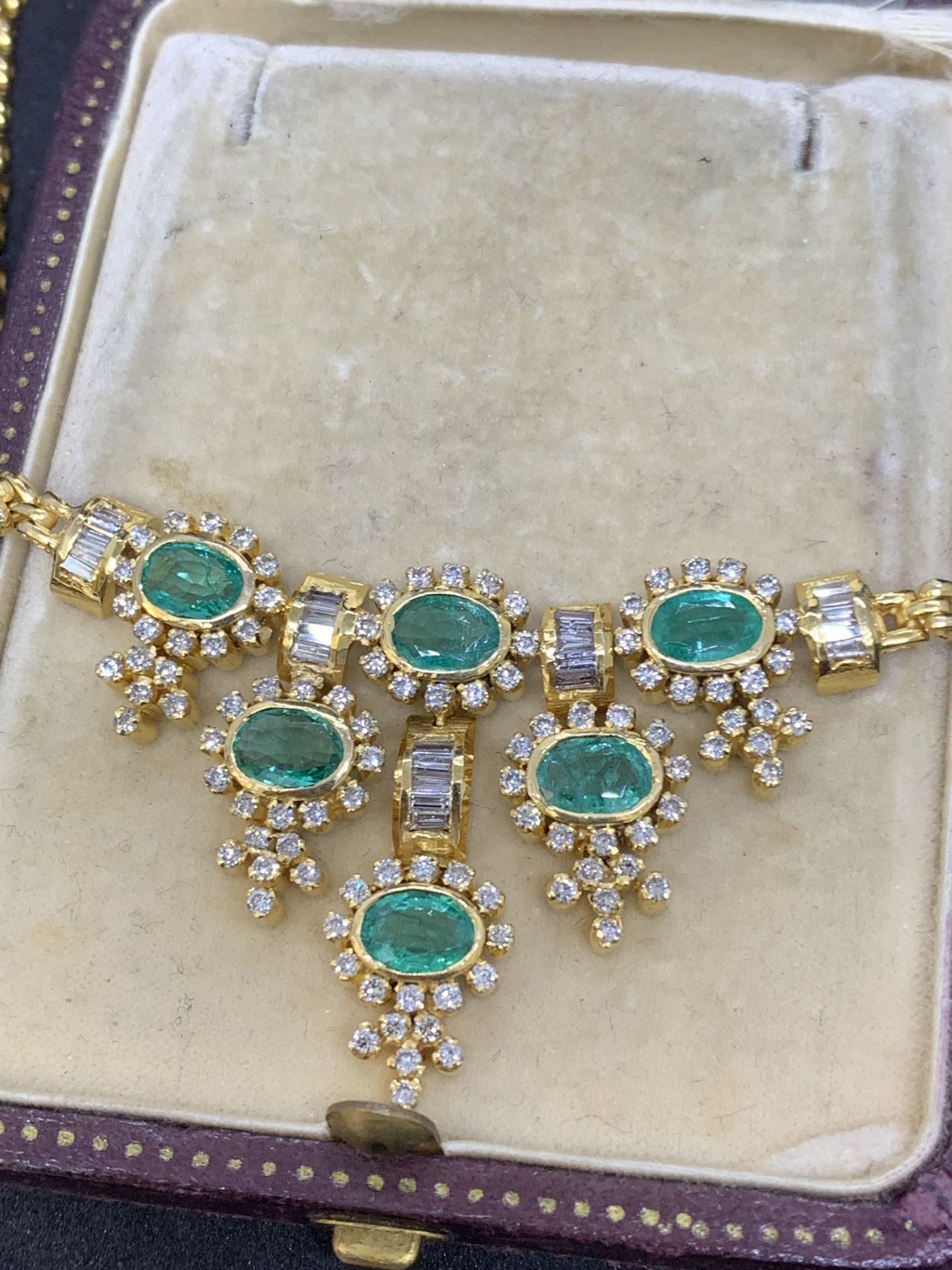 18 carat gold necklace set with emeralds and baguette diamonds weighs 32 g - Image 2 of 7