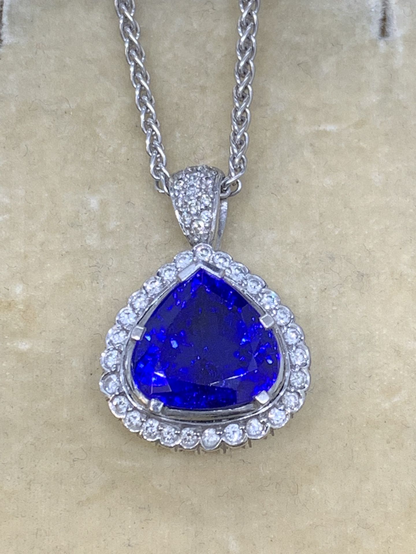 18 carat gold 7ct Tanzanite and one carat diamond heart pendant and chain Approximately 19.4 g - Image 2 of 10