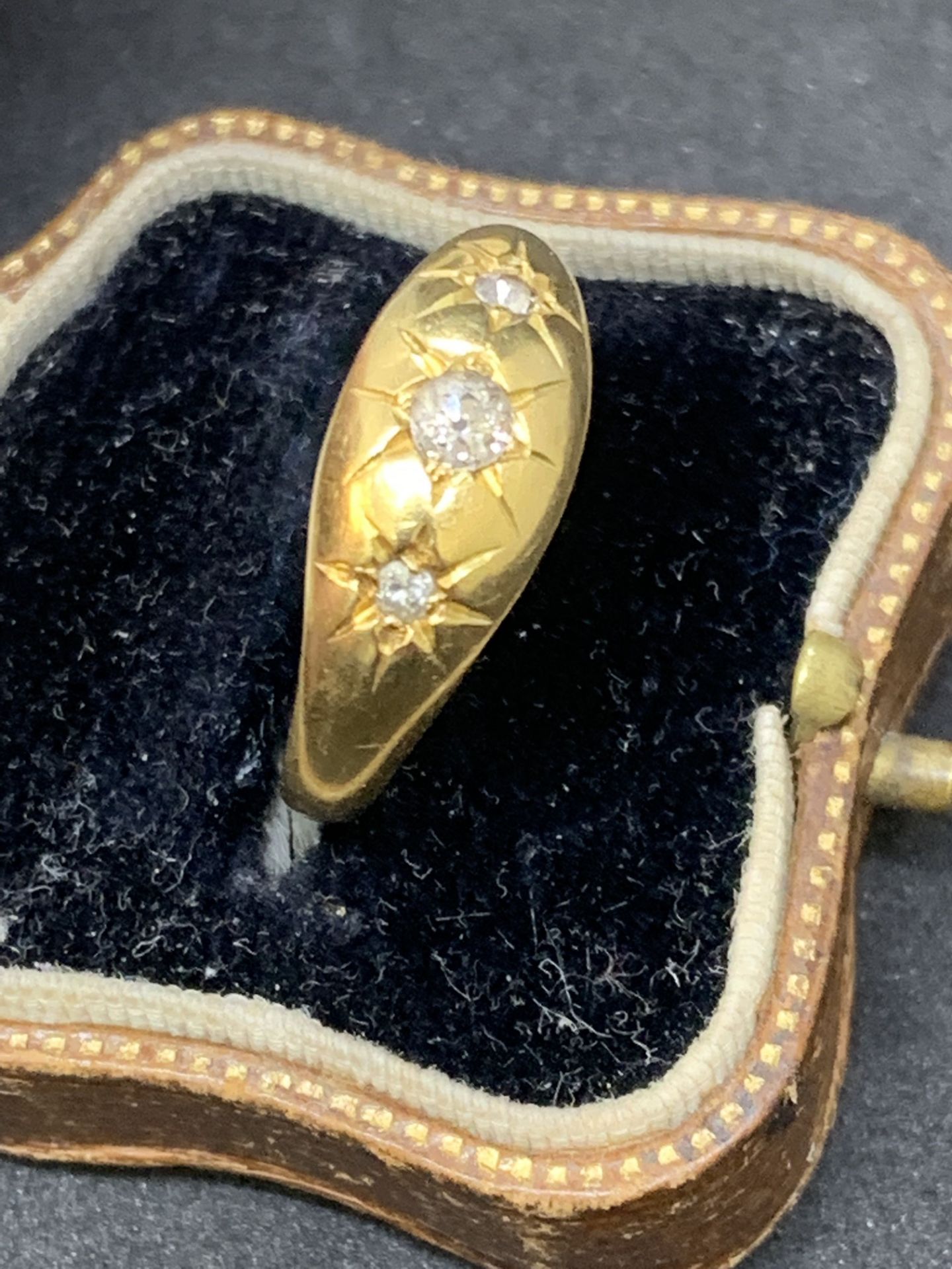 Vintage 18 carat gold ring set with three diamonds approximately 4.4 g - Image 3 of 4